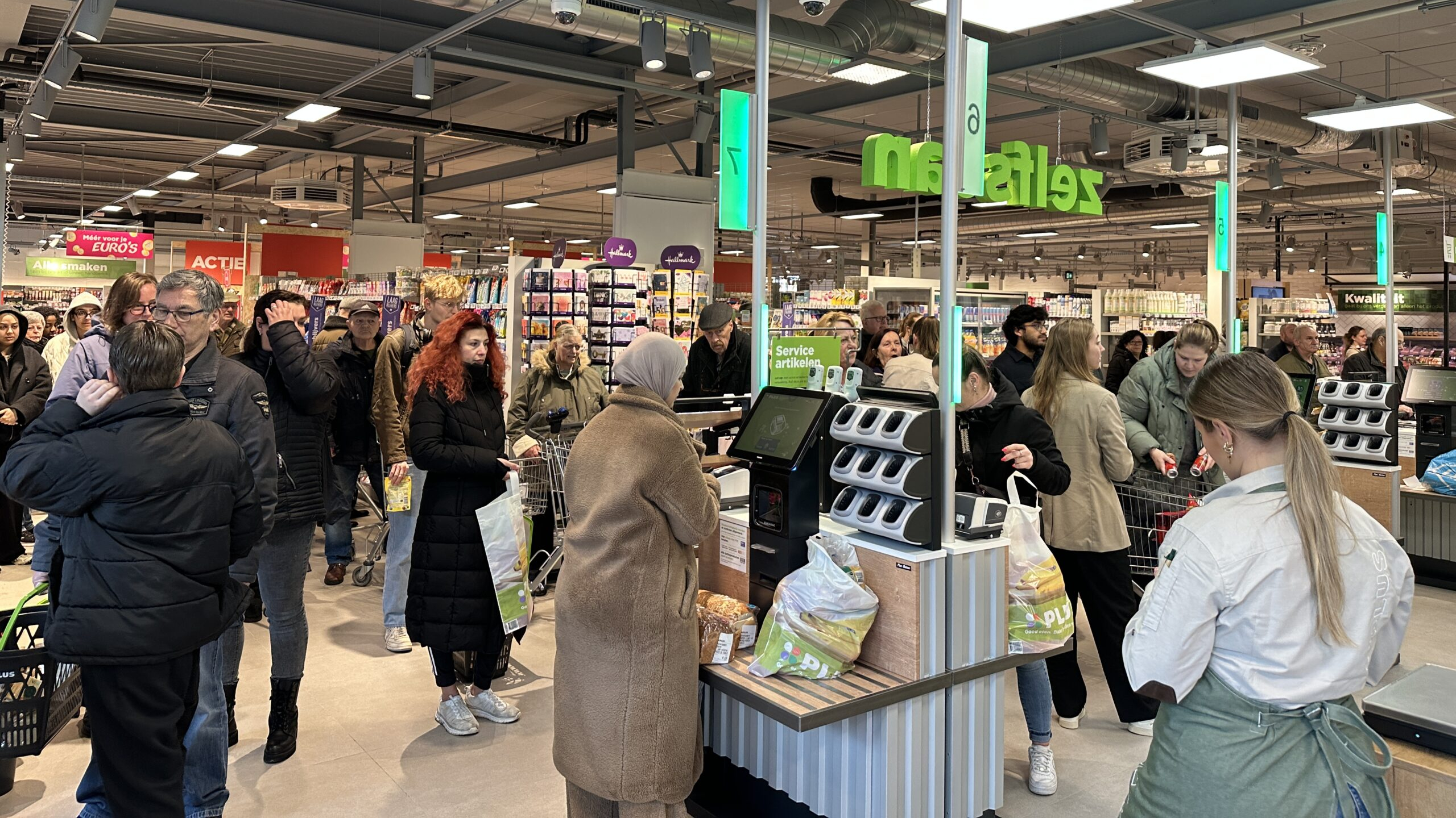 Klanten staan in de rij voor de zelfscan. Foto: Distrifood