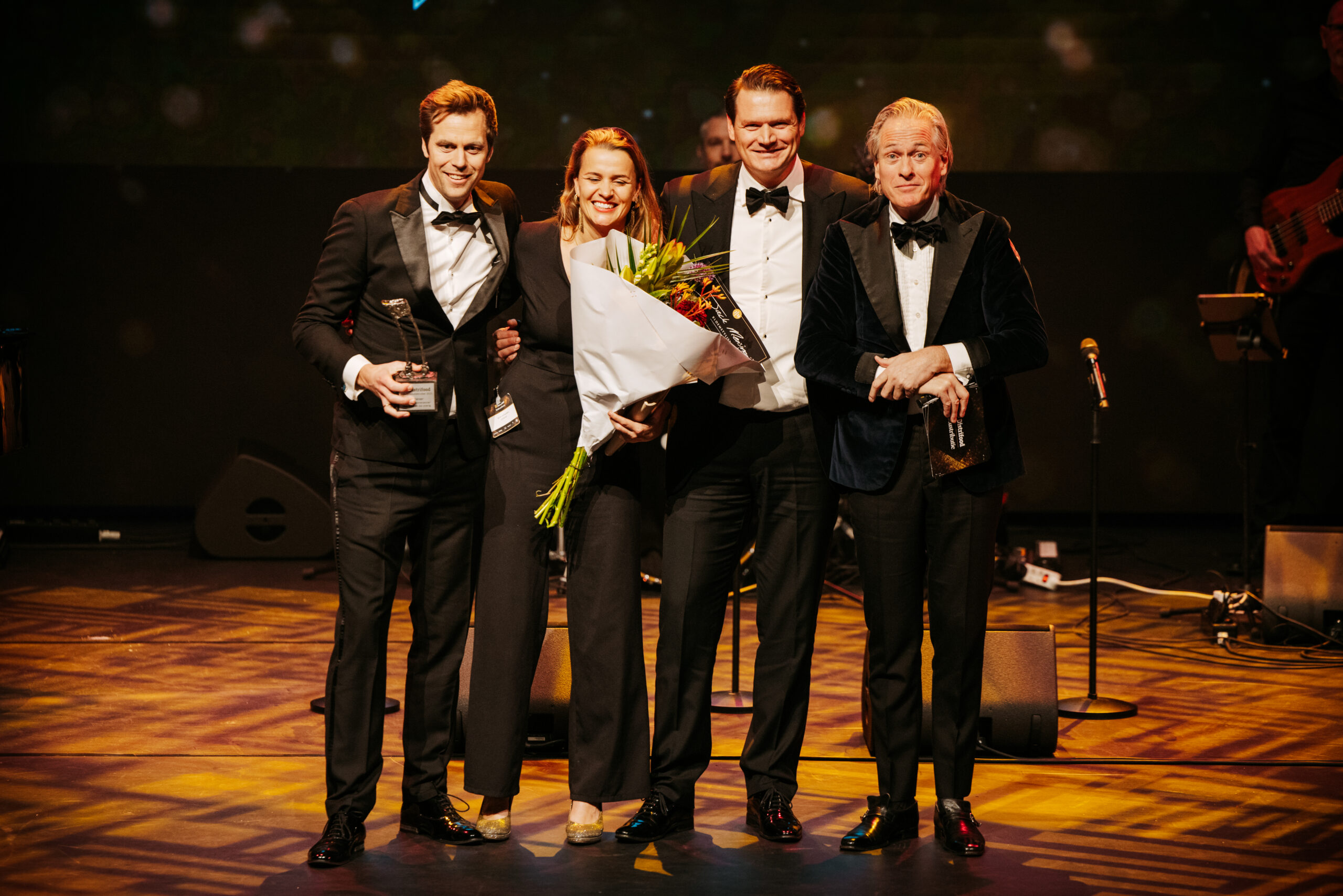 V.l.n.r: Ralf Groot Baltink (Sales Director),Anne Schreuders (Marketing Director), Joost Houben (Vice President Sales) en presentator van de Industributie Jort Kelder.