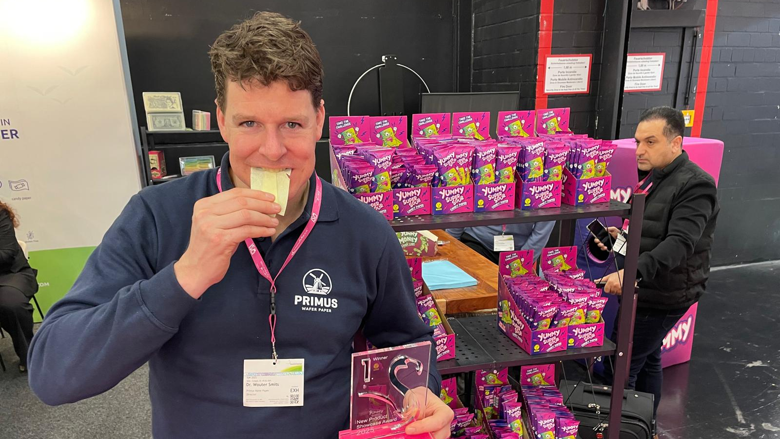 Wouter Smits, directeur van Primus Wafer Paper met het Super Sour Candy Paper. Foto: Distrifood