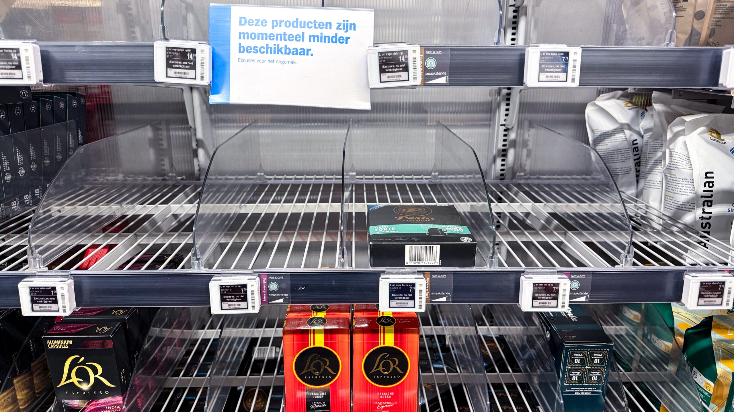 Lege koffieschappen in een supermarkt van Albert Heijn. Foto: ANP
