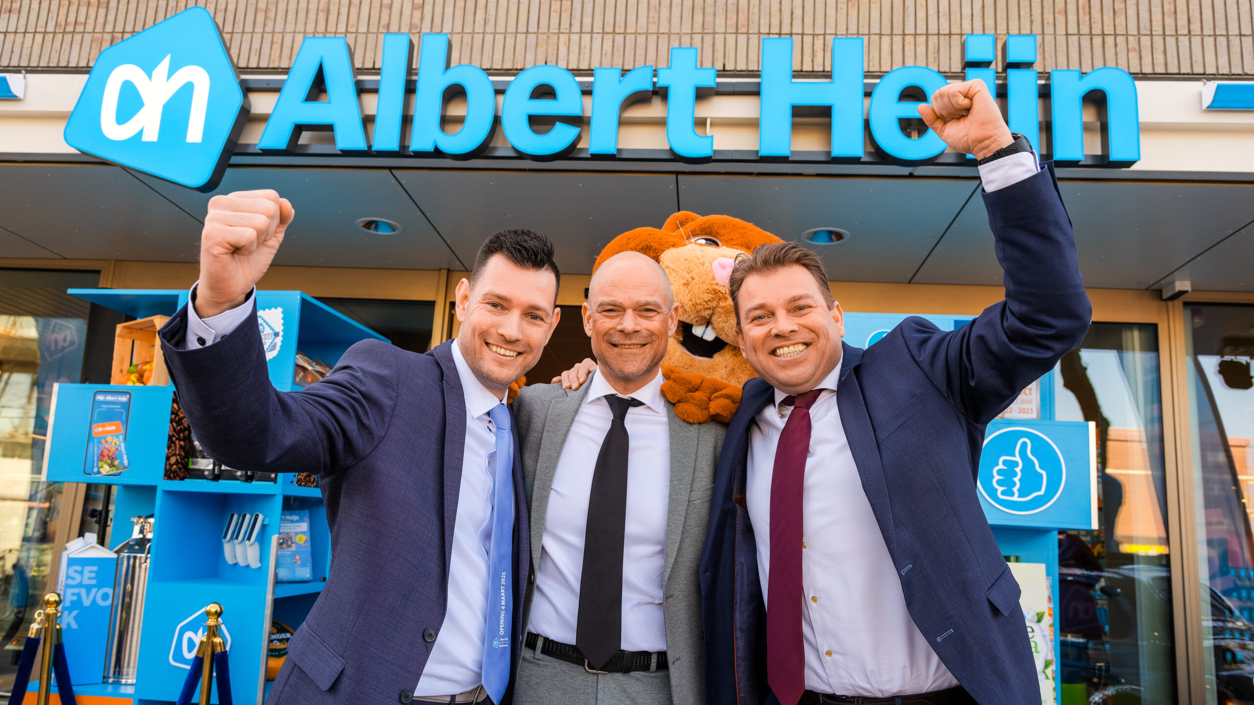 Michel Wöster, Roy de Groot en Roy de Ridder voor de nieuwe Albert Heijn van de Van den Tweel Groep in Klazienaveen. Foto: Jan Willem van Vliet