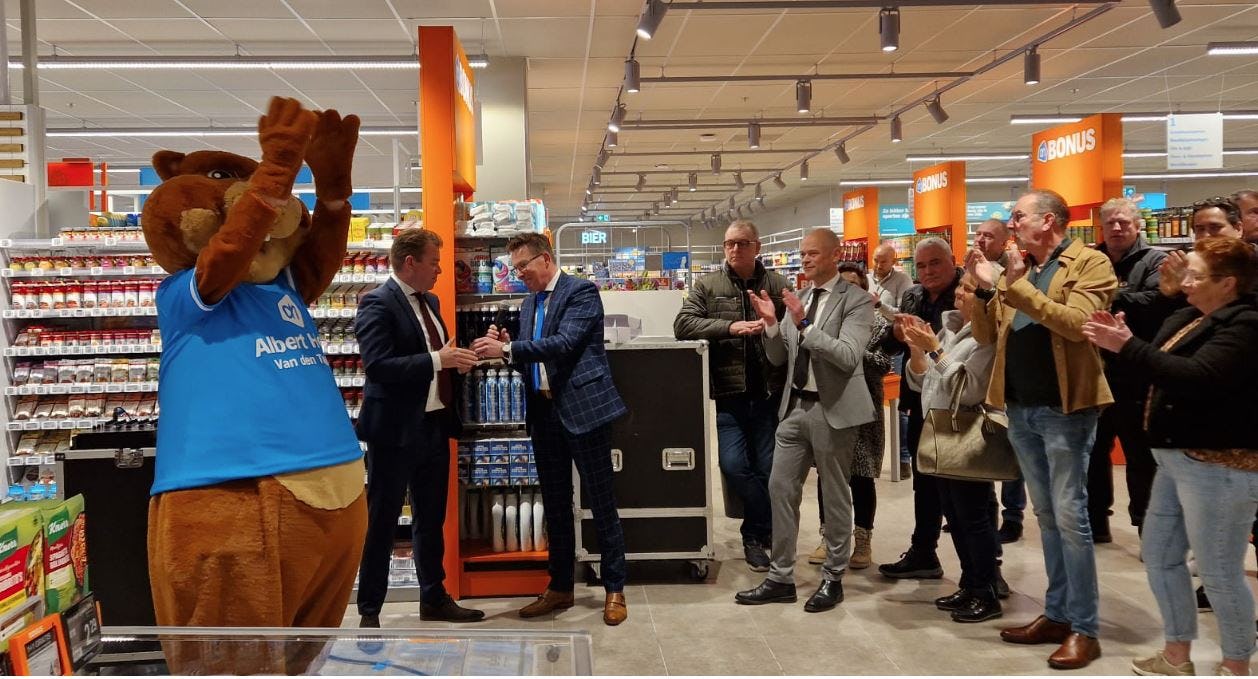 Jos Boot overhandigt de Bronzen Handshake aan Roy de Ridder. Foto: Distrifood