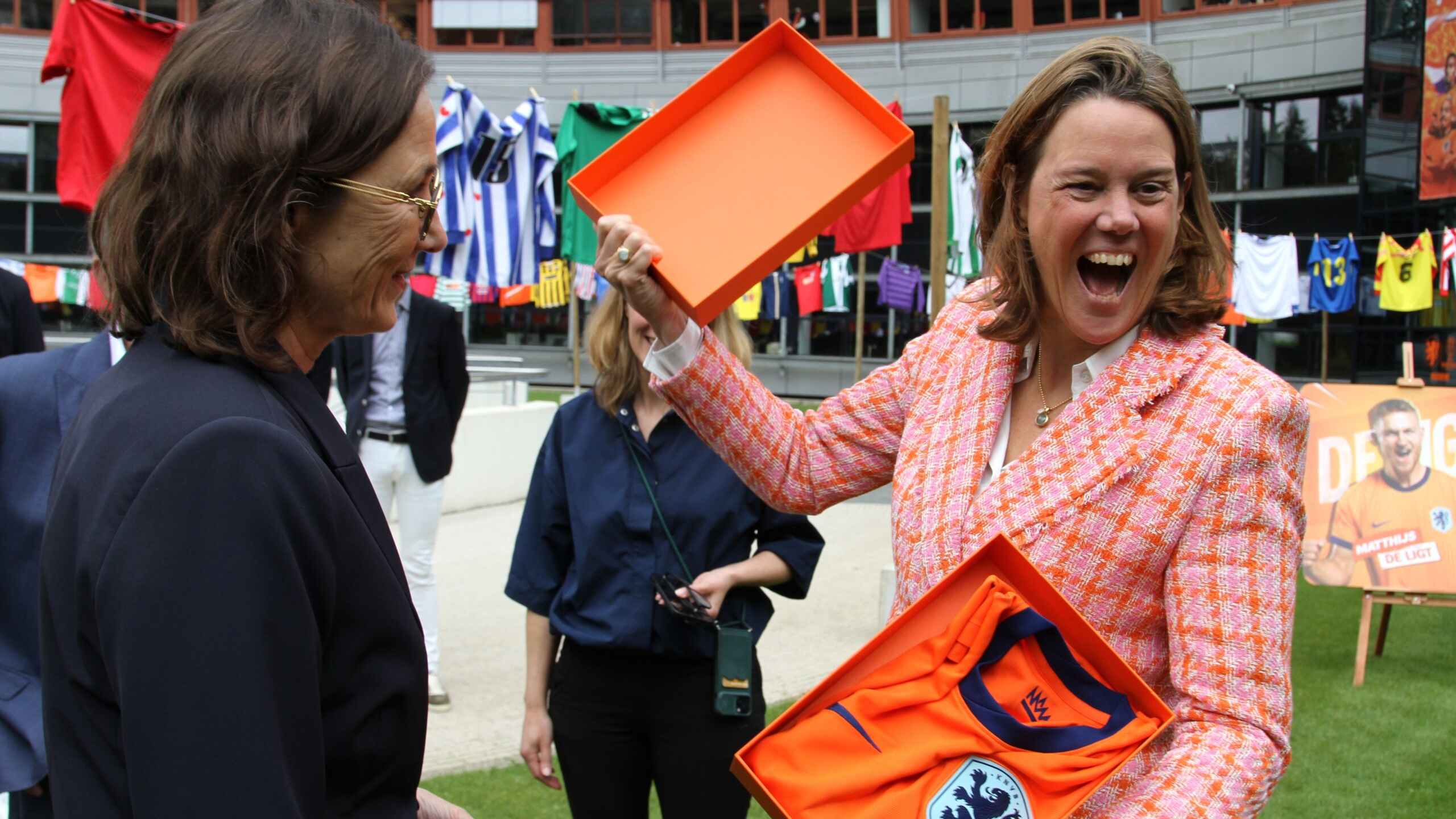 Marianne van Leeuwen (KNVB) overhandigt een Oranje-shirt aan Marit van Egmond (AH), die daar erg blij mee is. Foto: Distrifood