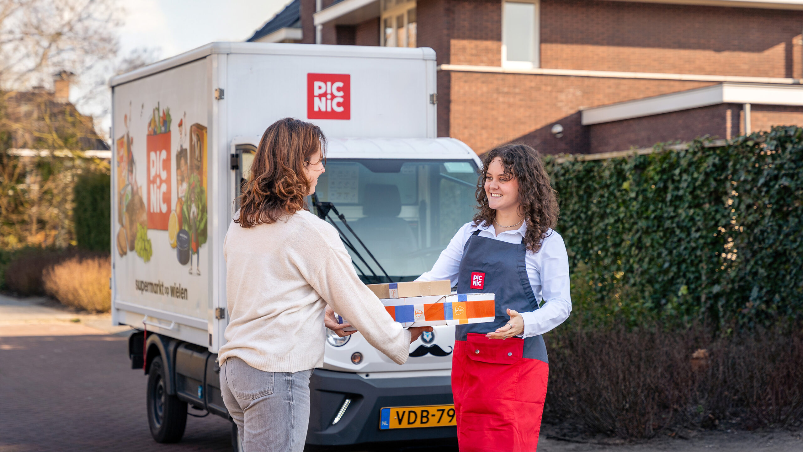 Picnic neemt nu ook retourpakketjes voor PostNL mee. Foto: Picnic