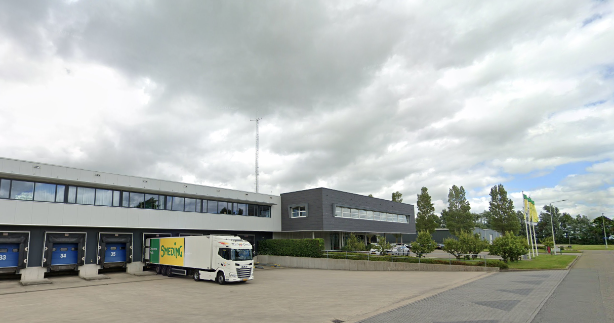 Het gebouw van Smeding in Sint Annaparochie. Foto: Google Maps