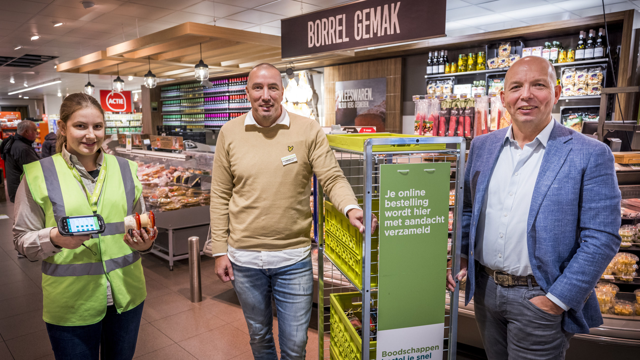 Stephan Bosman (r) bij Plus Hoensbroek. Foto: Marcel van Hoorn