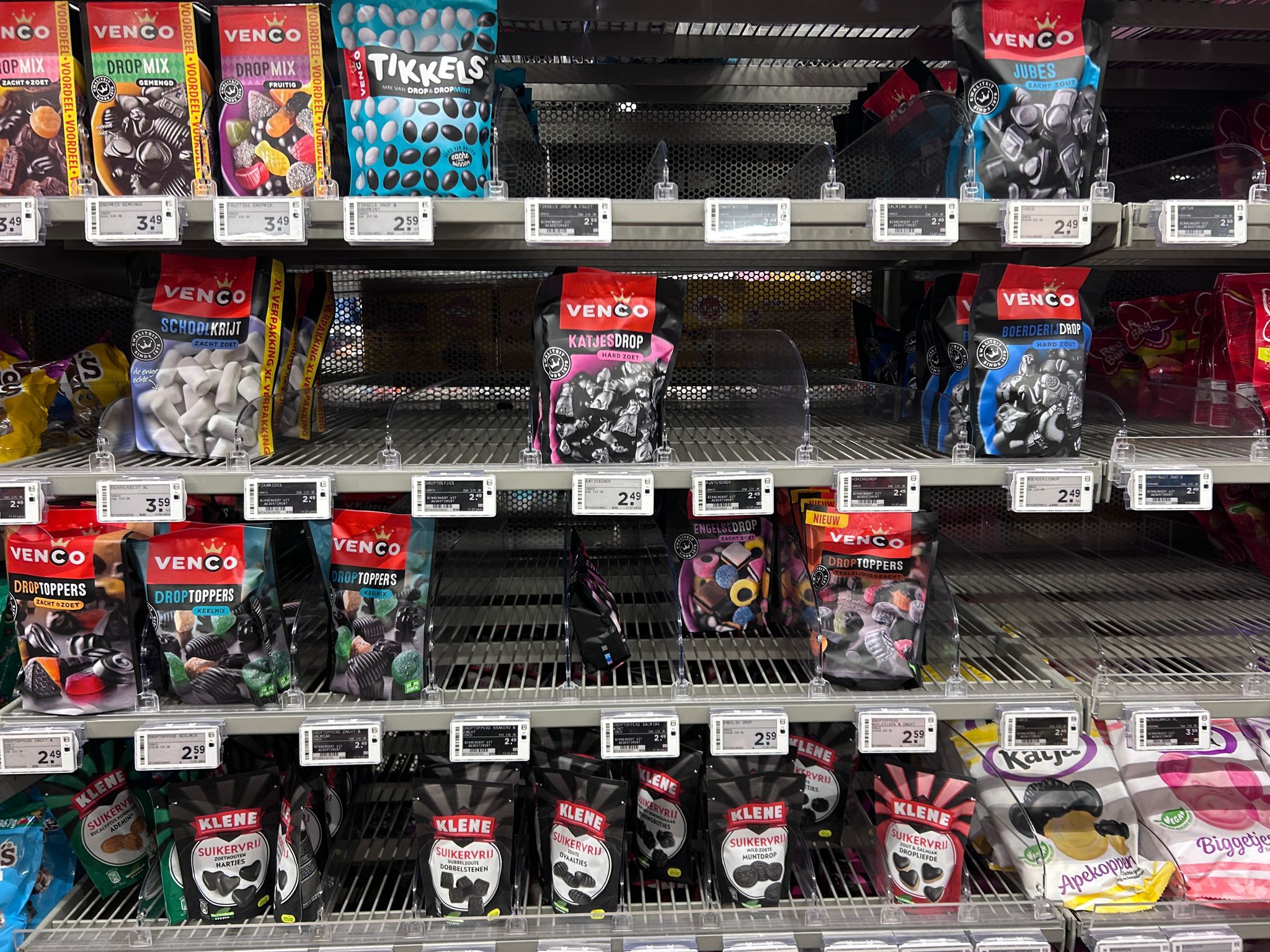 Nu een inkoopdispuut tussen Plus en Cloetta is opgelost, stromen producten van Venco weer de winkels in. Foto Distrifood