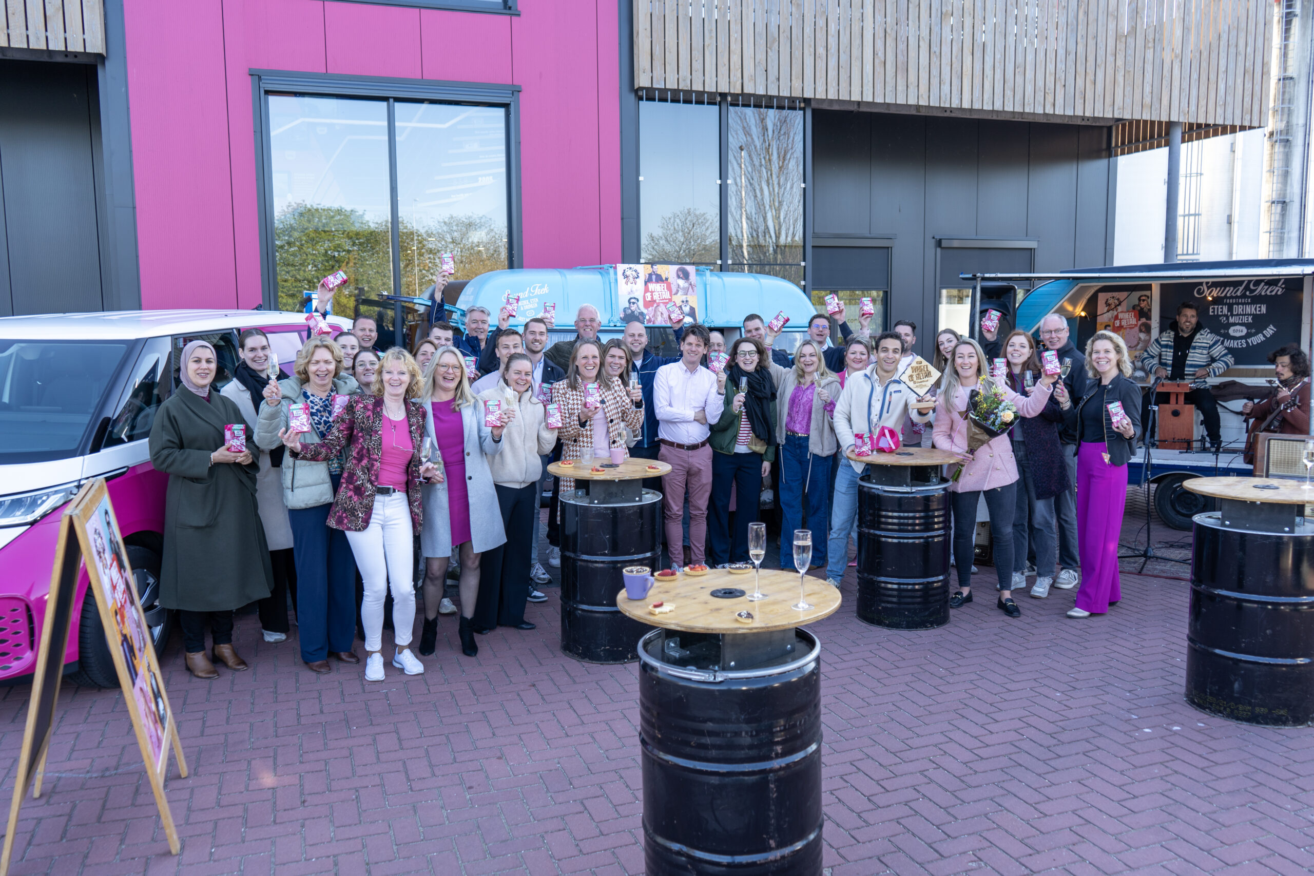 Het team achter Autodrop neemt de Wheel of Retail in de categorie Zoetwaren & snacks in ontvangst. 