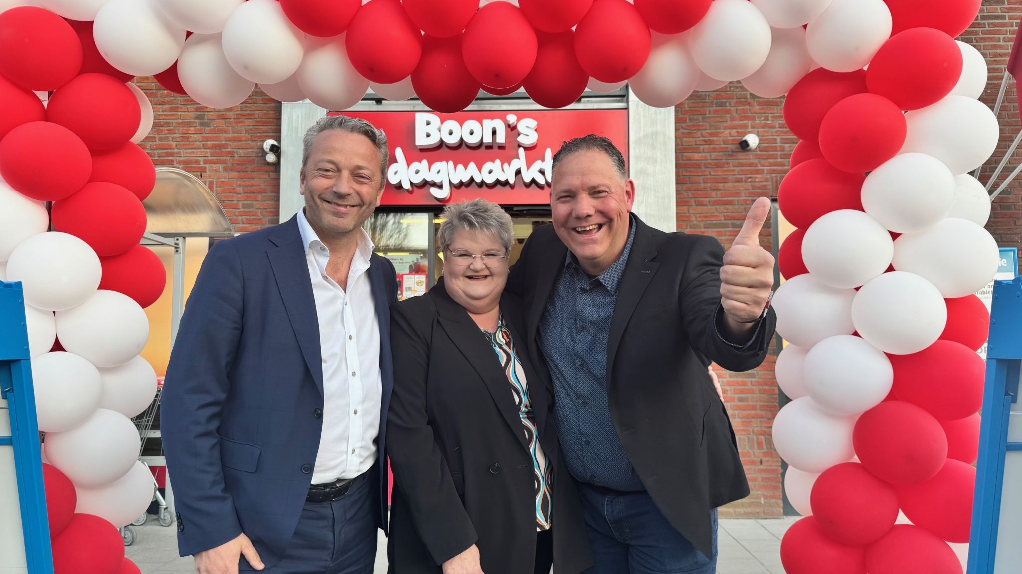 Willem Boon samen met ondernemersstel Stien en Marco van de Goorbergh bij de Boon's Dagmarkt in 