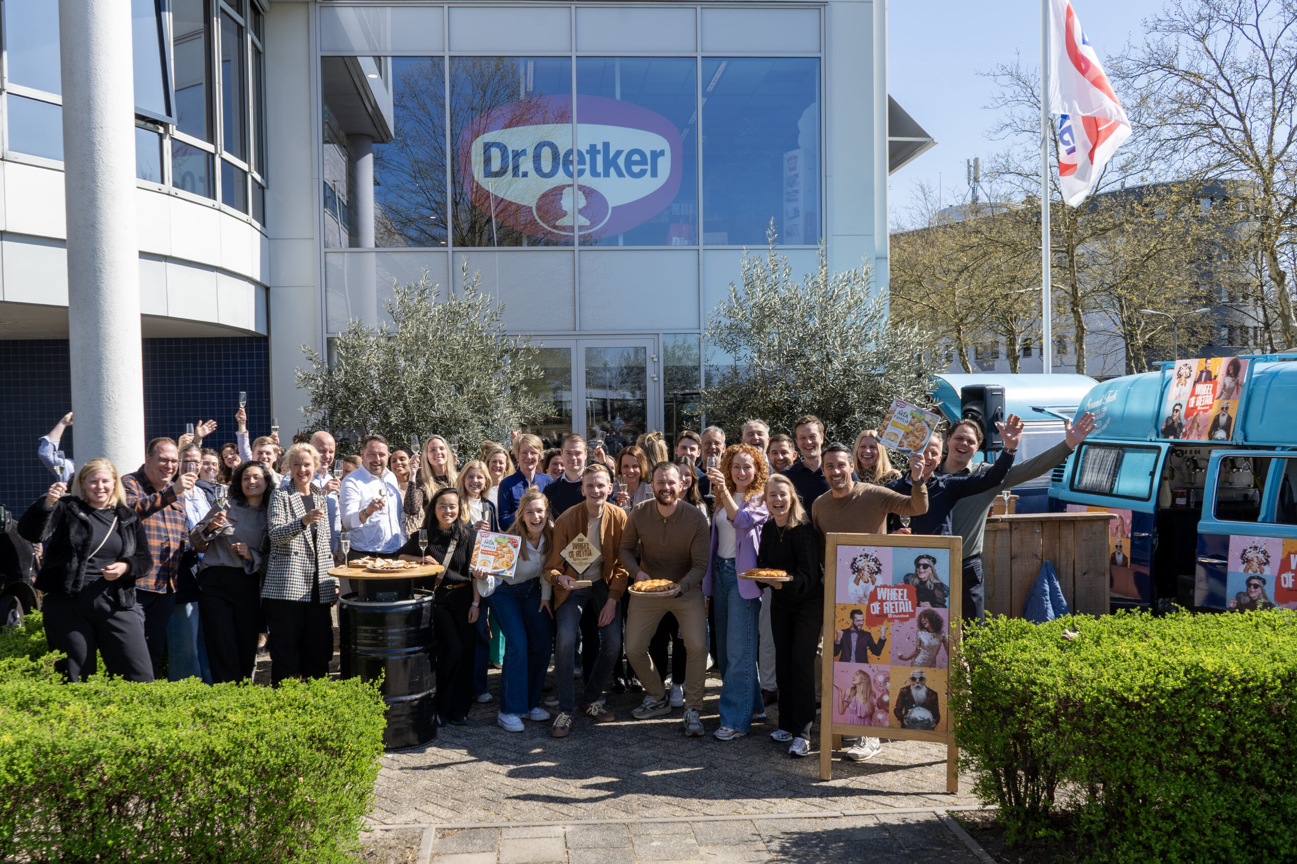 Het team van Dr. Oetker viert trots de winst van de Wheel of Retail in de categorie Diepvries - Maaltijden en Componenten, dankzij het succesvolle La Mia Familia pizza breekbrood.