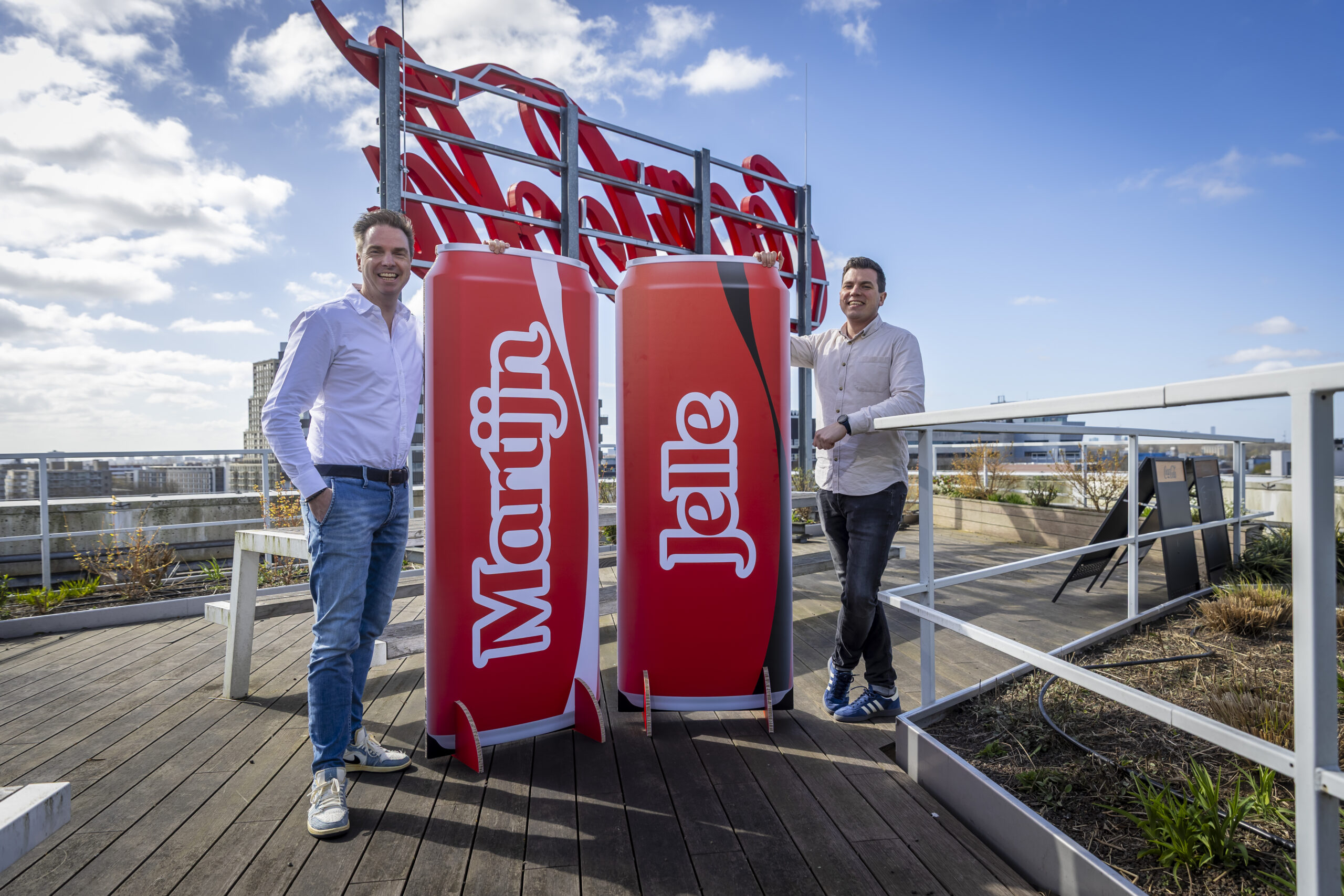 Martijn van Weele, Director Commercial Development bij Coca-Cola Europacific Partners Nederland en Jelle Krikke, Senior Brand Manager Coca-Cola TM: ‘de campagne is grootser, persoonlijker en impactvoller dan ooit.'
