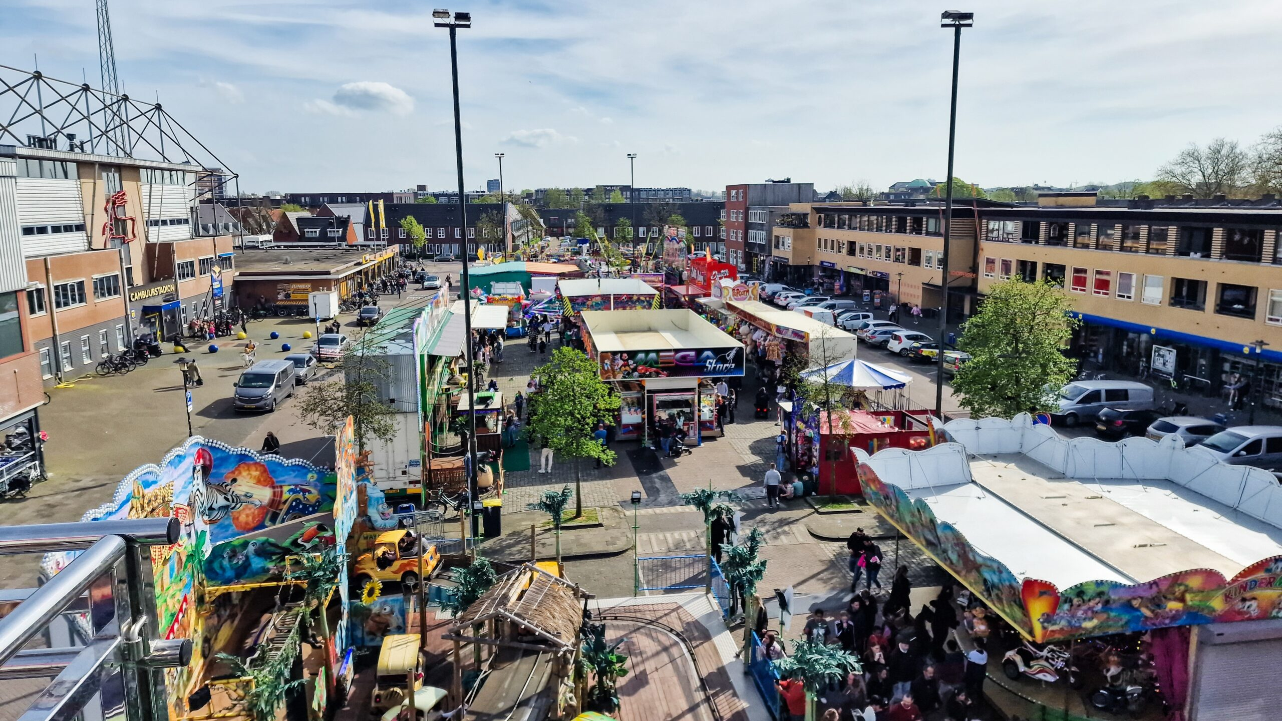 De Lunatokermis op het Cambuurplein in Leeuwarden voreig jaar, omringd door winkels en supermarkten.. ANP / Hollandse Hoogte / Anton Kappers