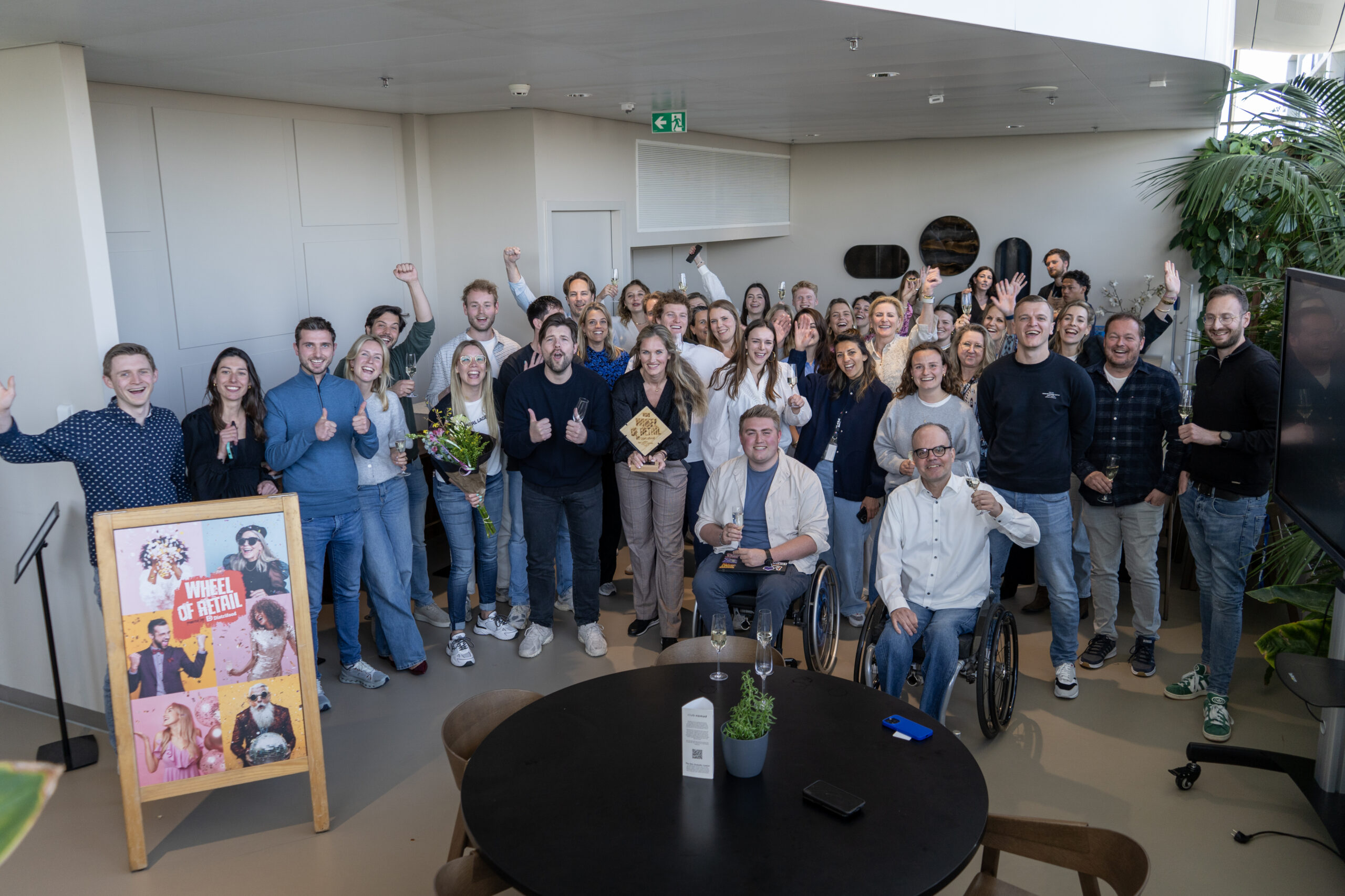 Het team achter Flamin'Hot neemt de Wheel of Retail in de categorie Zoetwaren & snacks - Droge snacks in ontvangst.