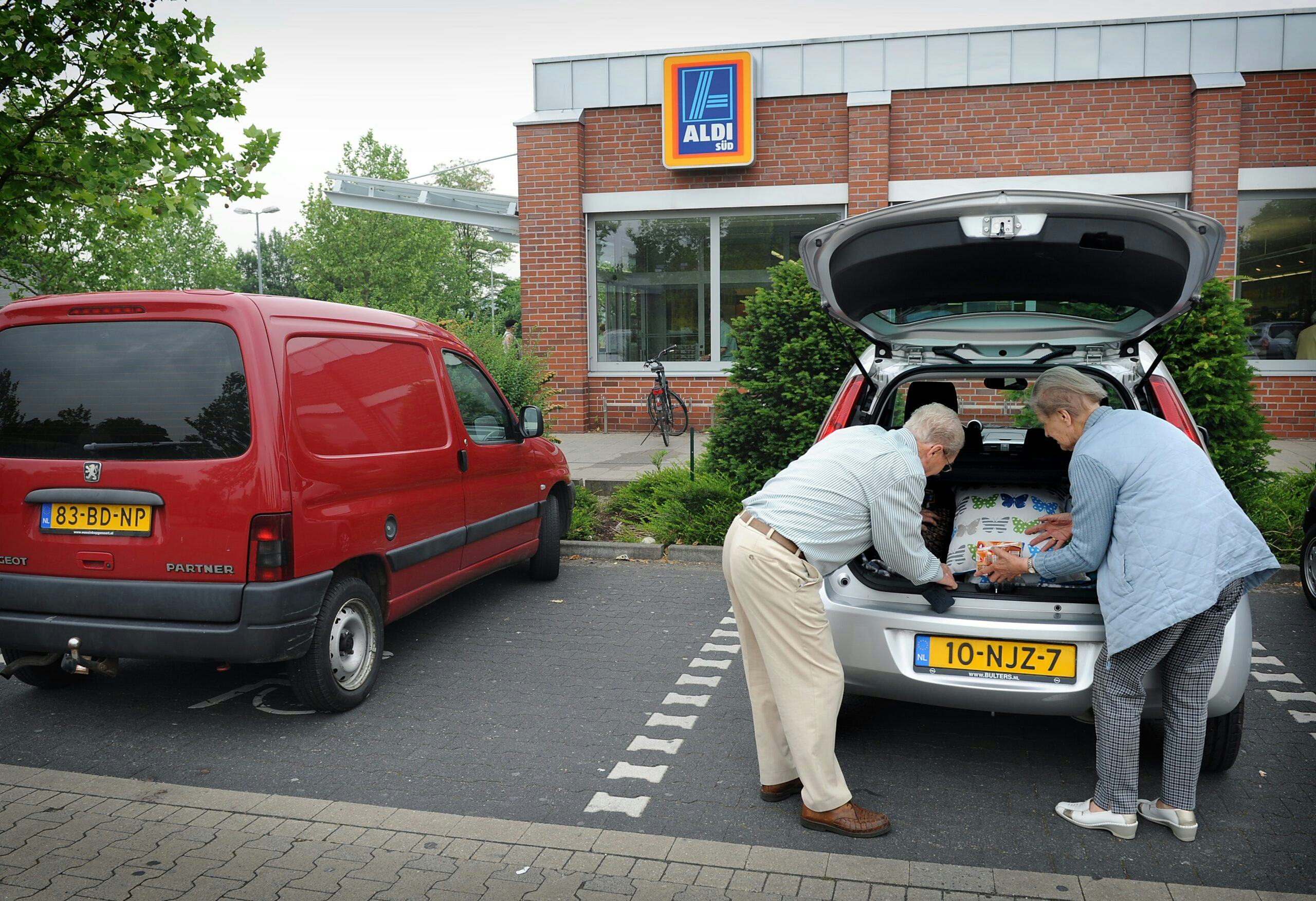 Nederlanders shoppen bij een Aldi in het Duitse Kranenburg. Foto: ANP