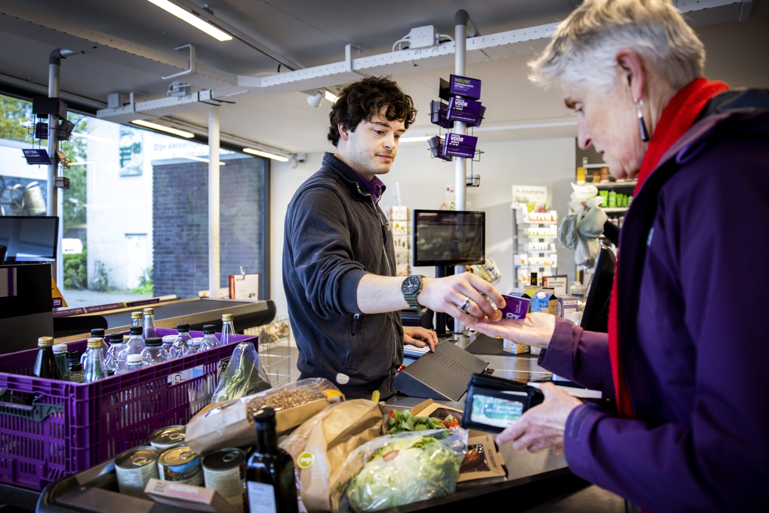 Klant rekent af bij Ekoplaza. Foto: ANP
