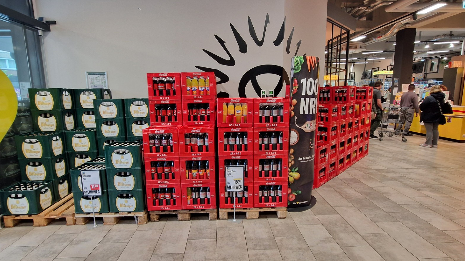 Bier en frisdrank bij de ingang van de Edeka in Emmerich. Foto: Distrifood