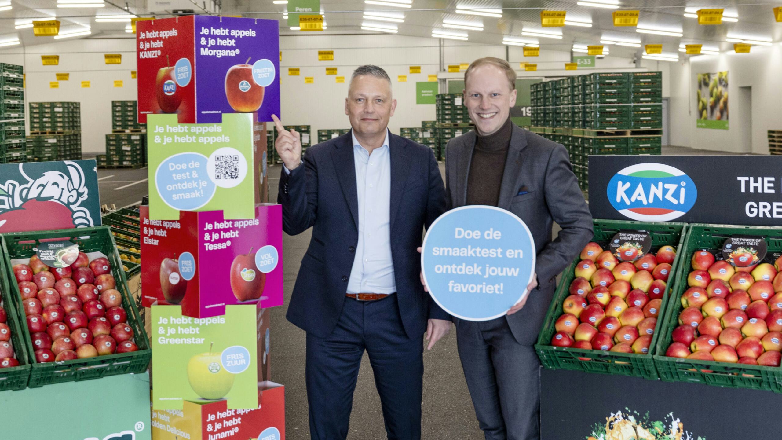 Saco de Koning en Wouter Vagevuur van coöperatie Fruitmasters. Foto Herbert Wiggerman