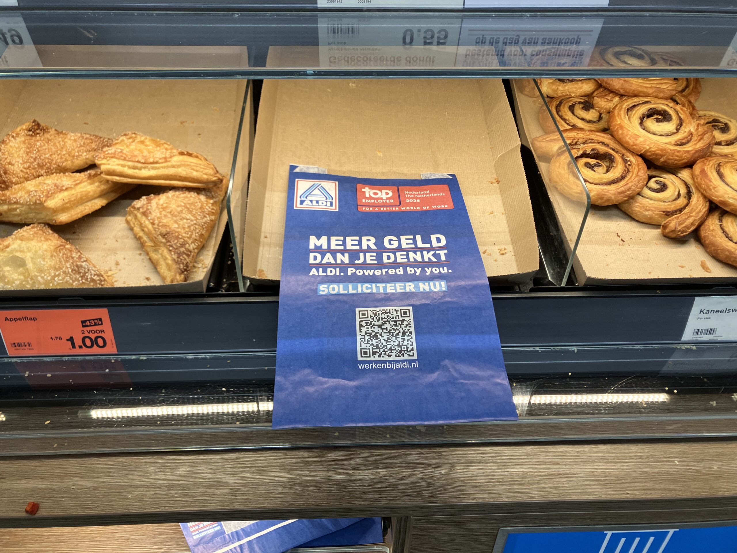 Aldi werft personeel met broodzakken. Foto: Distrifood