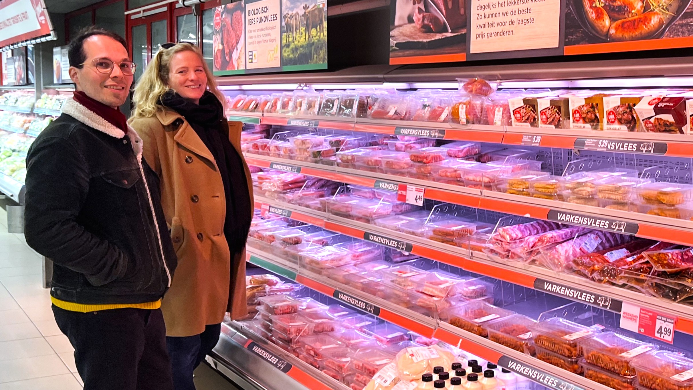 Campagnemedewerker Collin Molenaar en directeur Anne Hilhorst van Wakker Dier. Foto: Distrifood