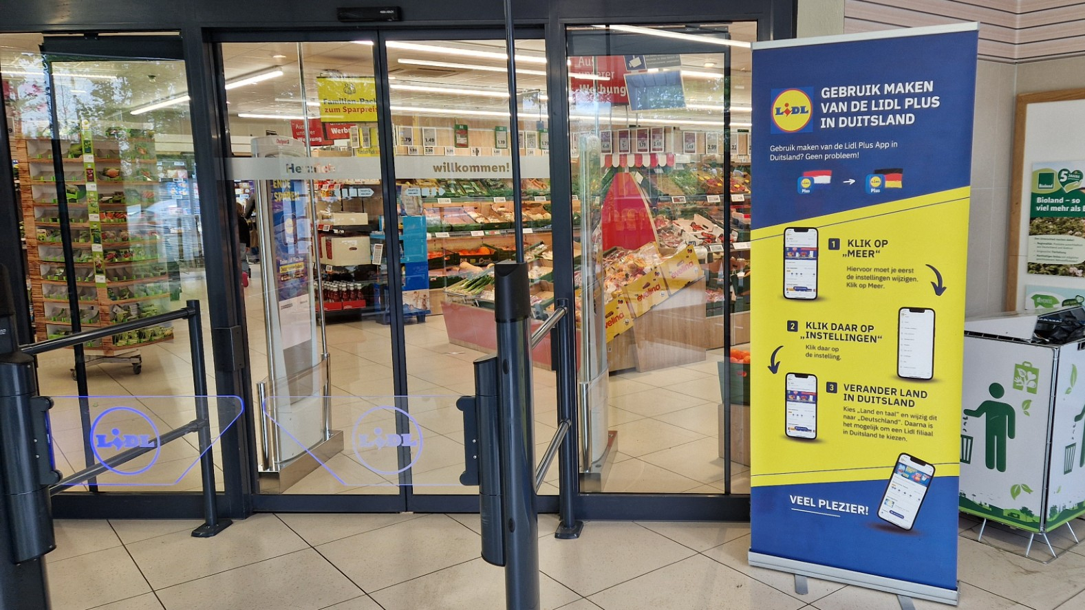 Nederlandse info over de Lidl-app bij het filiaal in Anholt. Foto: Distrifood