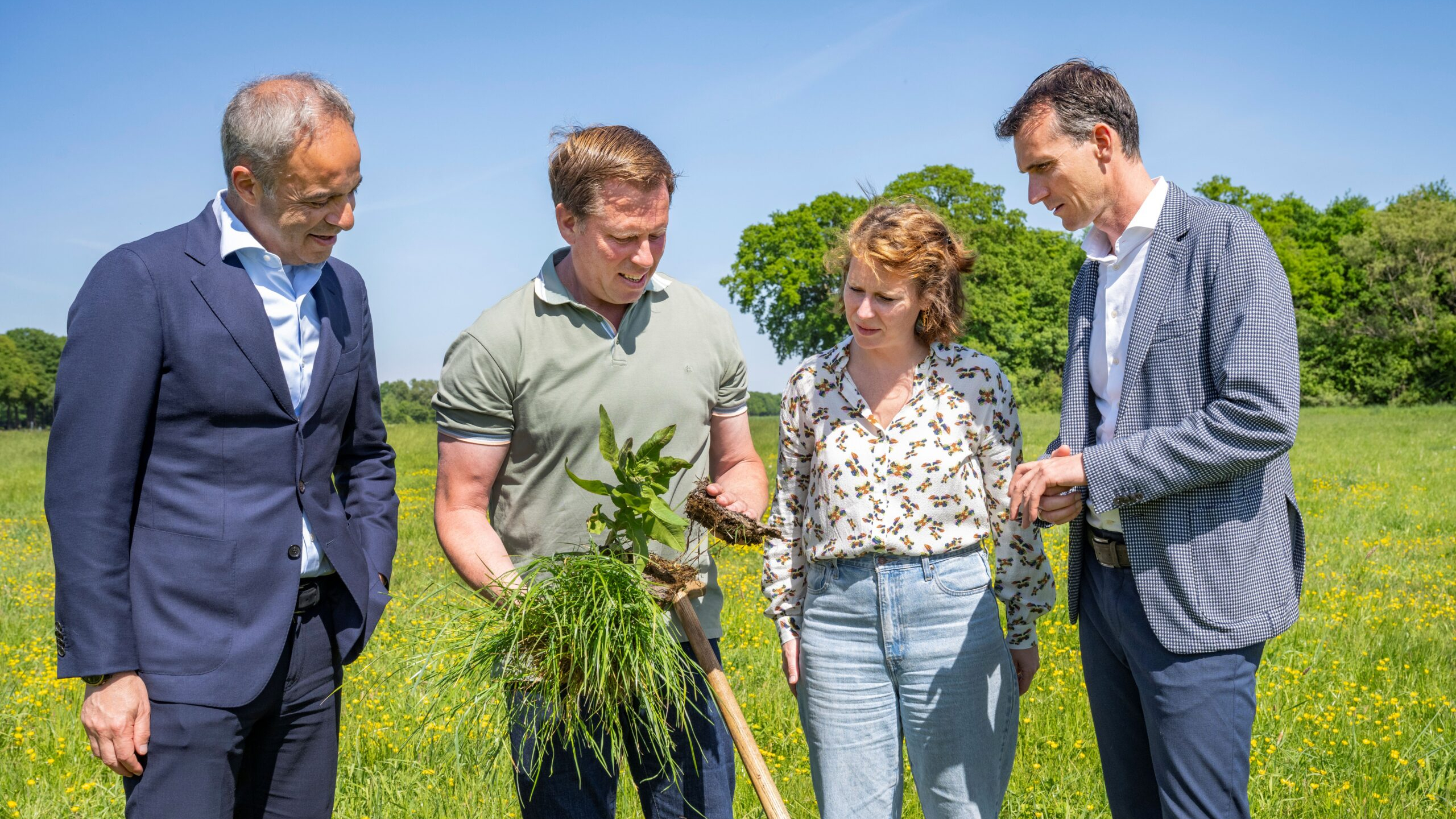 Vlnr Tuncay Özgüner (FrieslandCampina), melkveehouder André de Groot, Eline van der Mast (ReGeNL) en Erik van den Hoogen (Lidl Nederland). Foto: FrieslandCampina