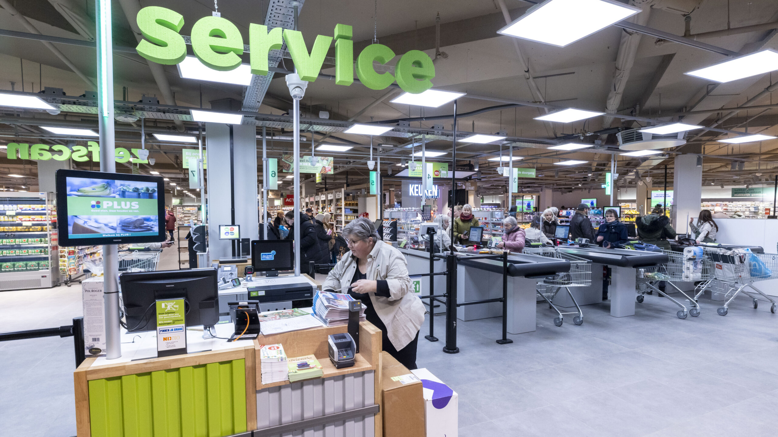 Het serviceplein bij Plus van den Hoven in Nijkerk. Foto Koos Groenewold