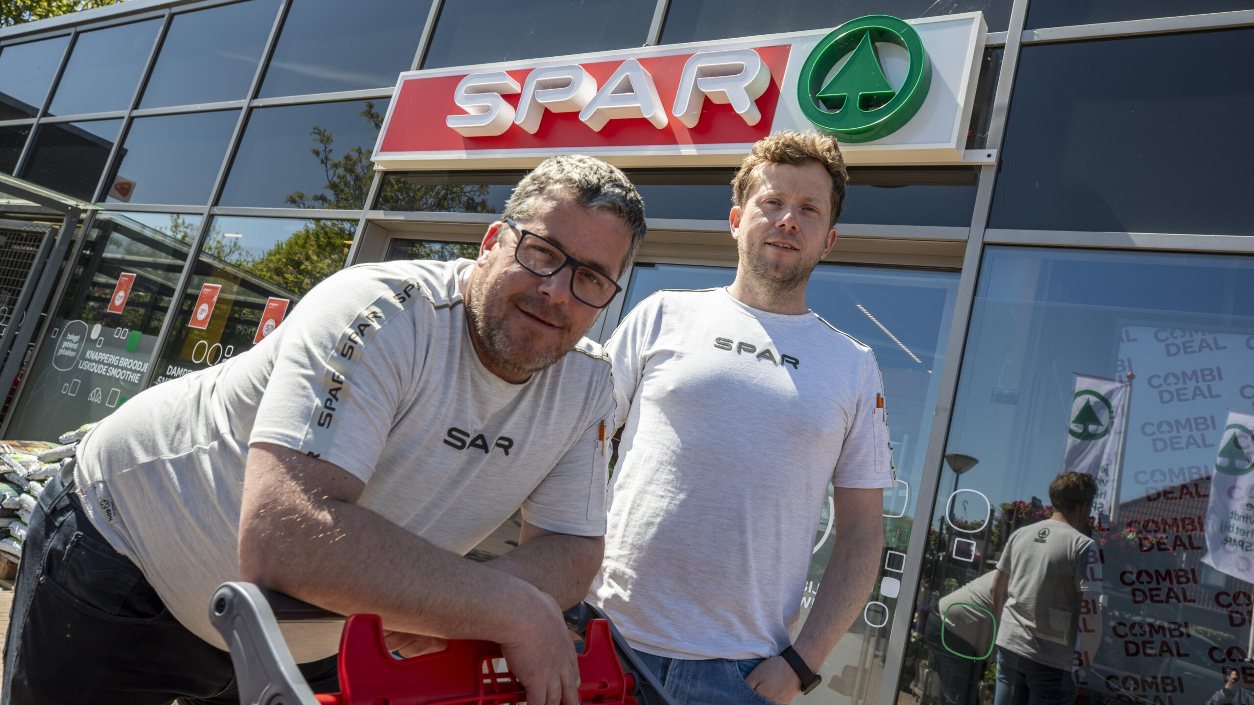 Spar-ondernemers Willem en Marco Verbeek. Foto: Anne van der Woude