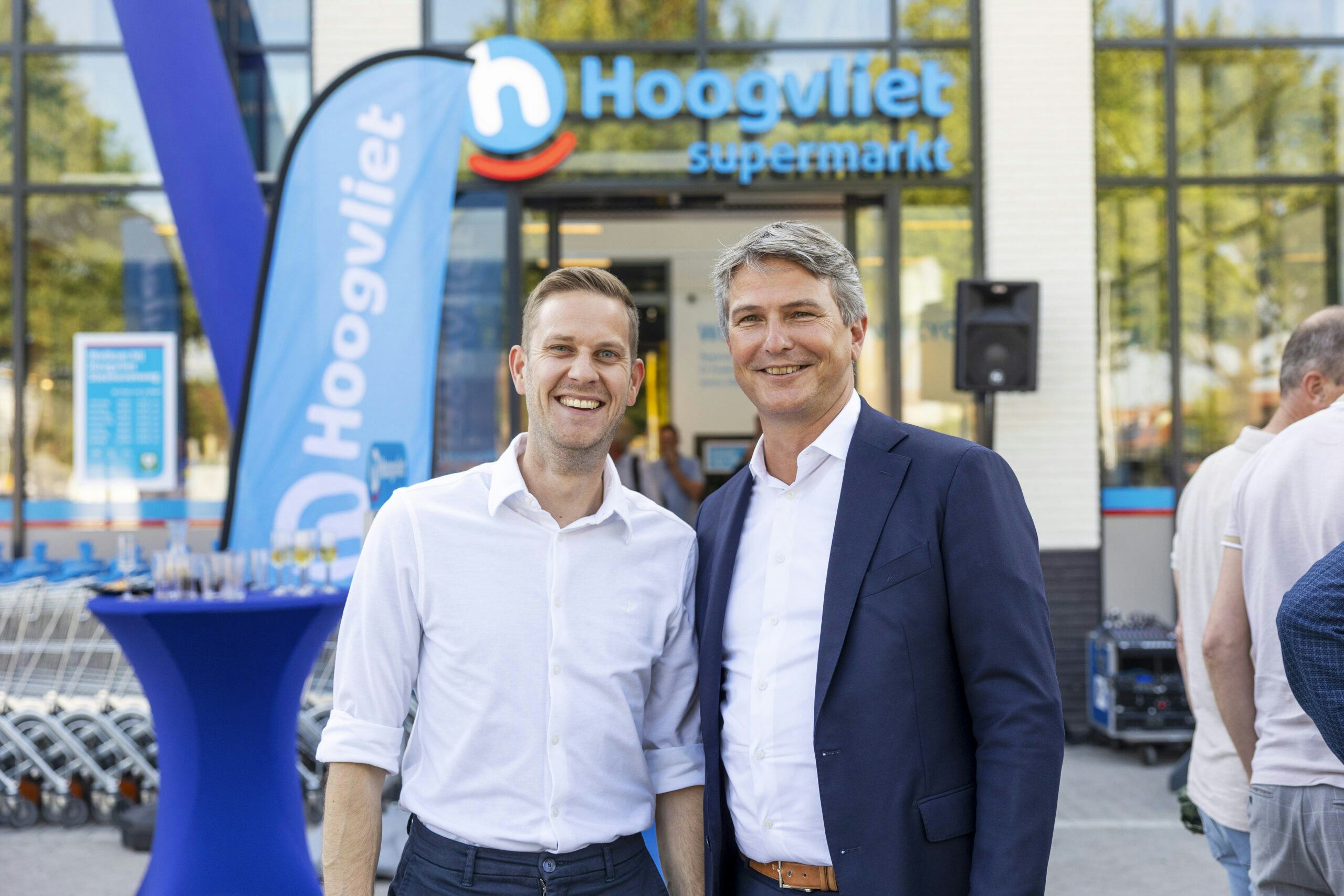Edwin de Maa en supermarktmanager Chiel Rowaan voor de nieuwe Hoogvliet aan de Steenovenweg in Utrecht. Foto: Herberg Wiggerman