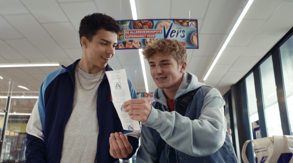 Twee pubers spelen de hoofdrol in de nieuwe verscampagne van Aldi. Foto Aldi