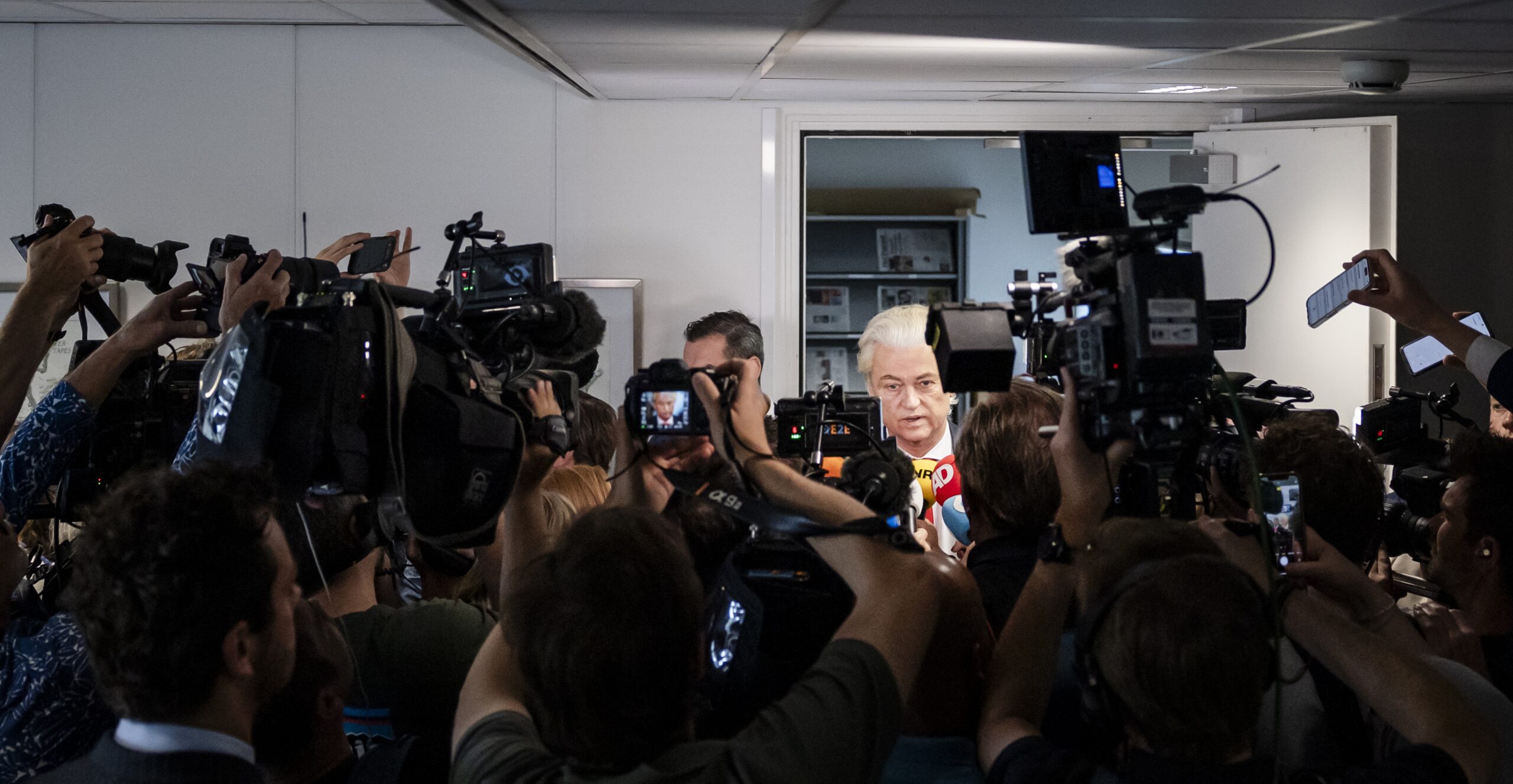 PVV-leider Geert Wilders staat de pers te woord. Foto: ANP