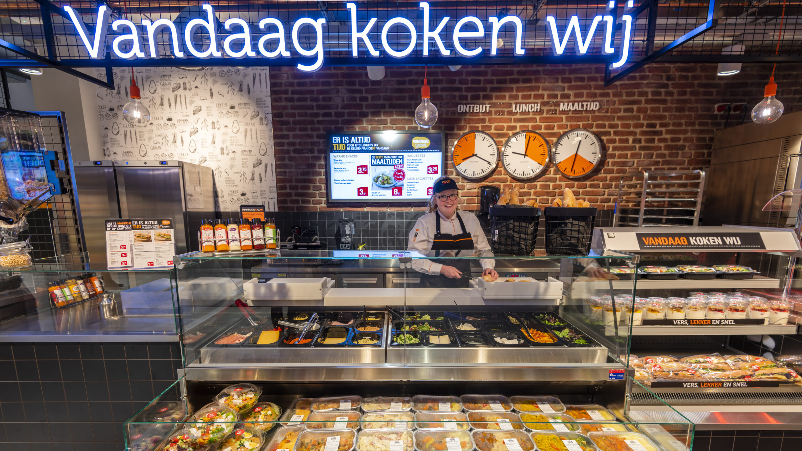 Maaltijden bij de voormalige Coop Vandaag in Groningen. Foto: Koos Groenewold