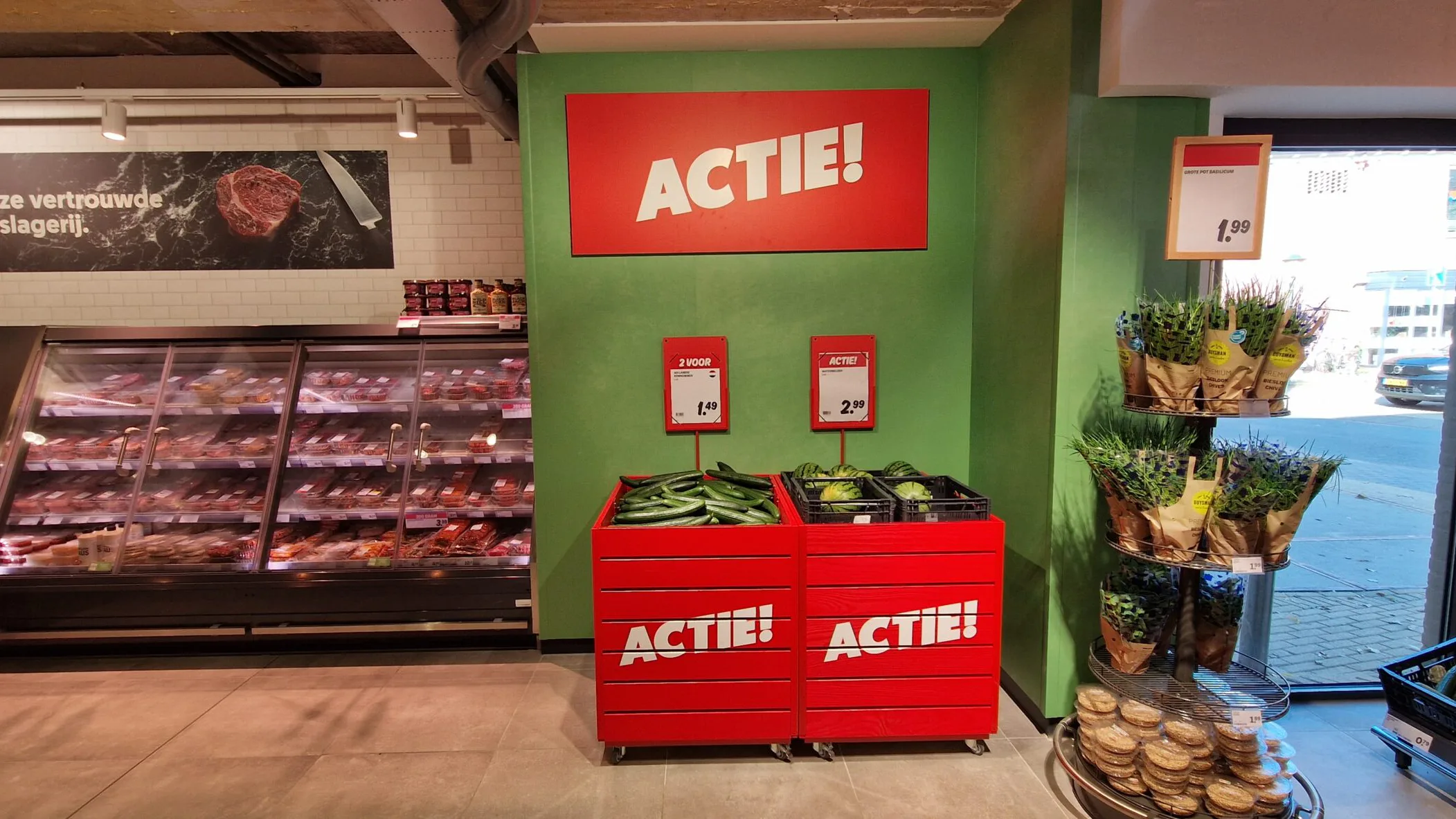 Actiemeubels in een Dekamarkt. Foto: Distrifood