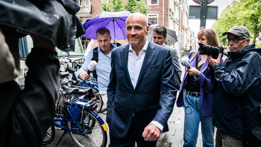 Frits van Eerd komt aan bij de rechtbank in Groningen. Foto: Jan Willem van Vliet