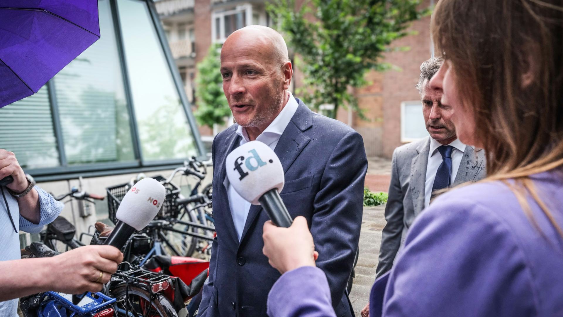 Frits van Eerd arriveert bij de rechtbank in Groningen. Foto: Jan Willem van Vliet