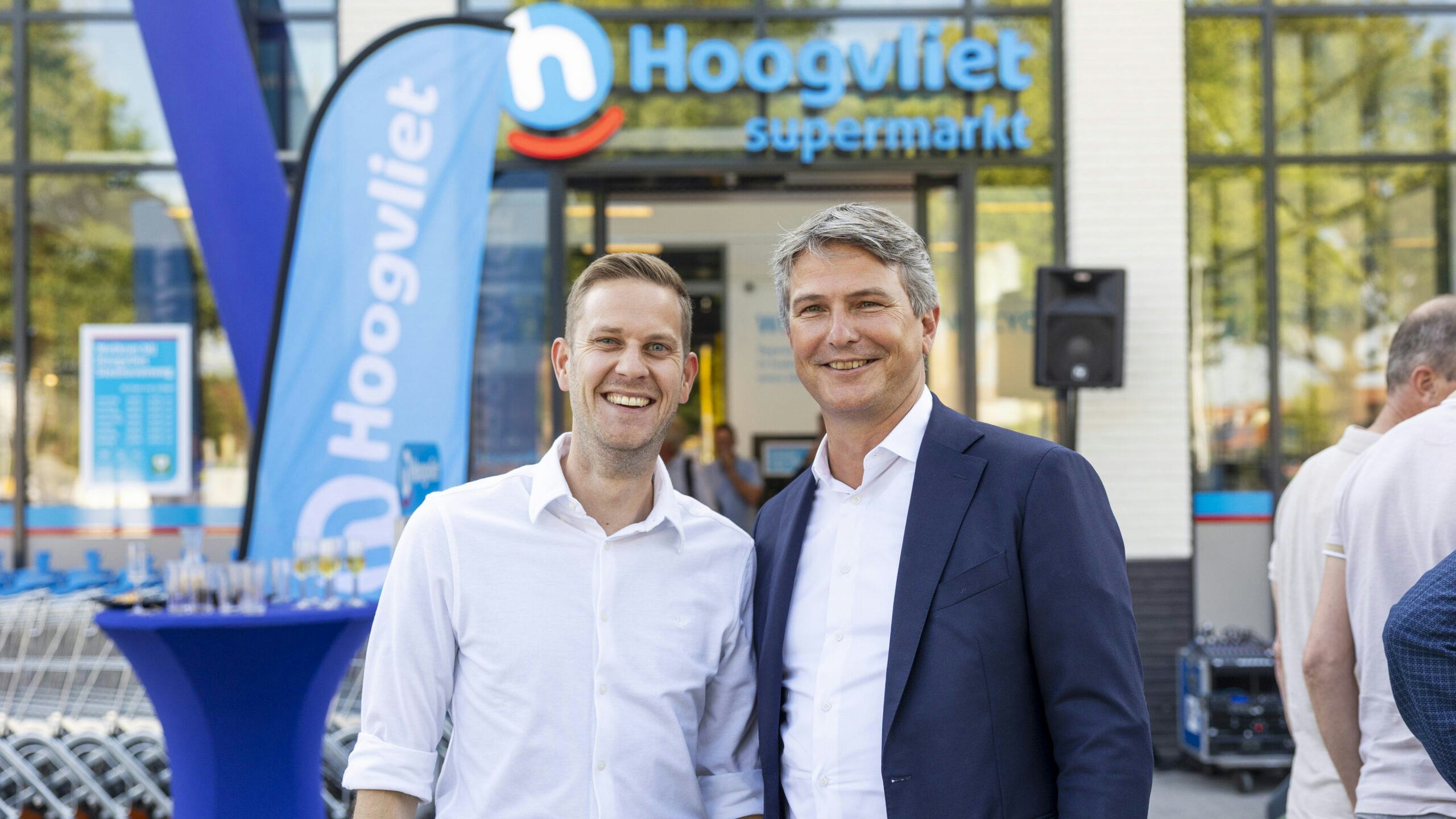 Edwin de Maa en supermarktmanager Chiel Rowaan voor de nieuwe Hoogvliet aan de Steenovenweg in Utrecht. Foto: Herberg Wiggerman