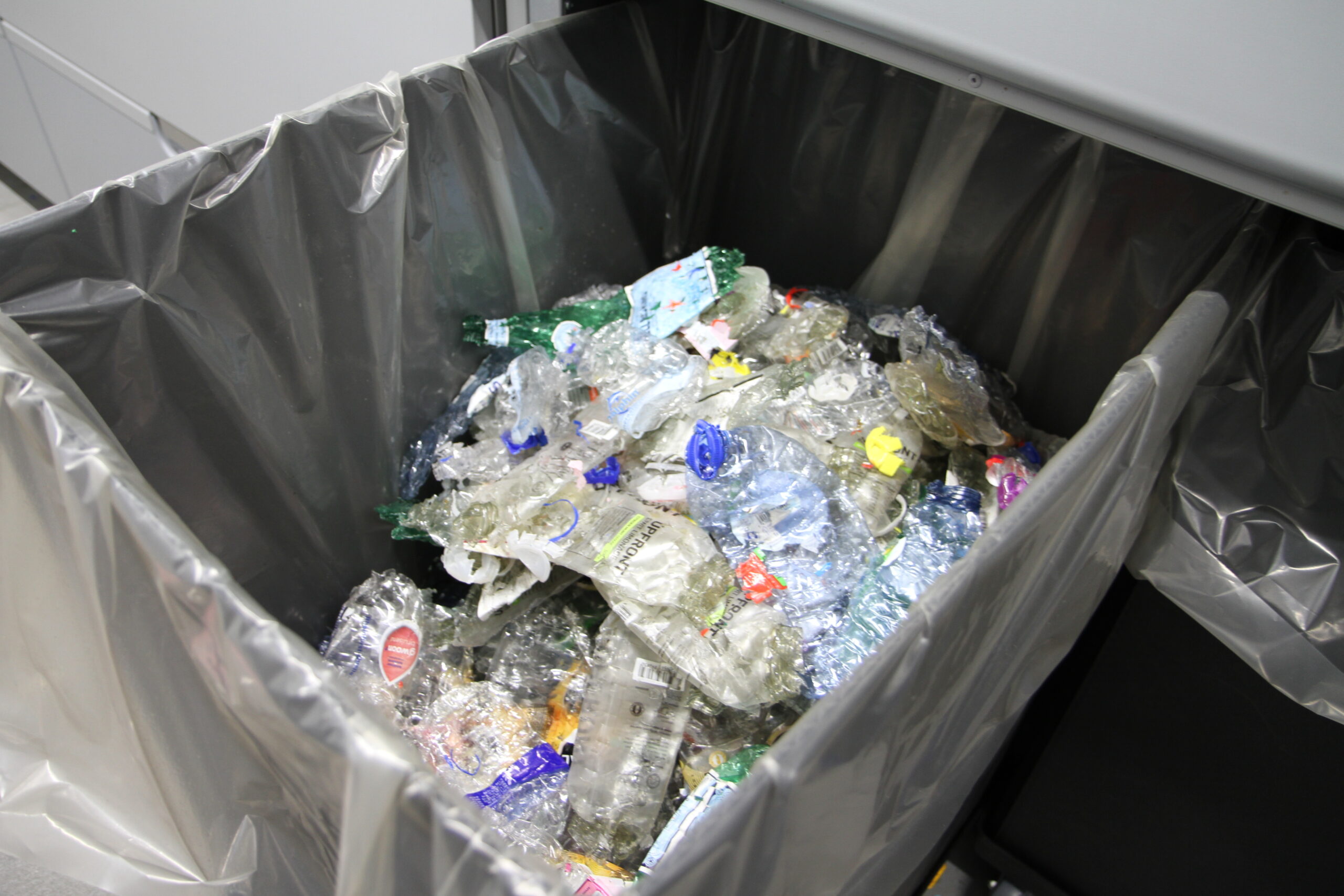 Geplette plastic flesjes. Foto: Distrifood