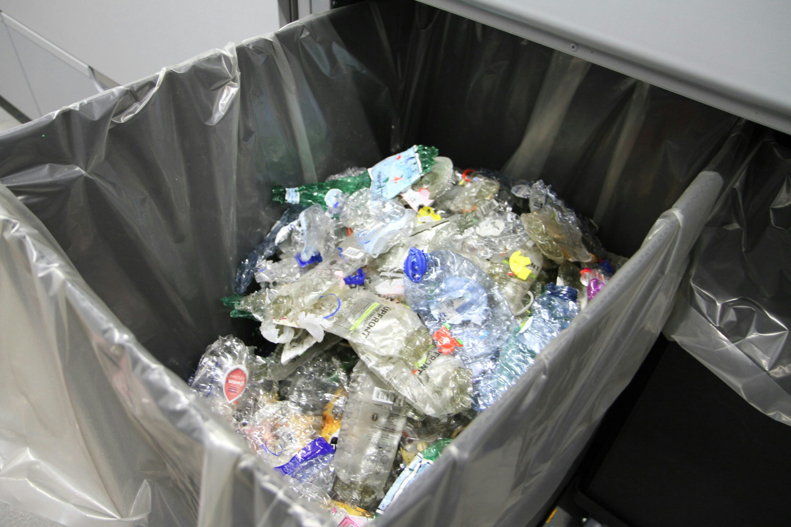 Geplette plastic flesjes. Foto: Distrifood