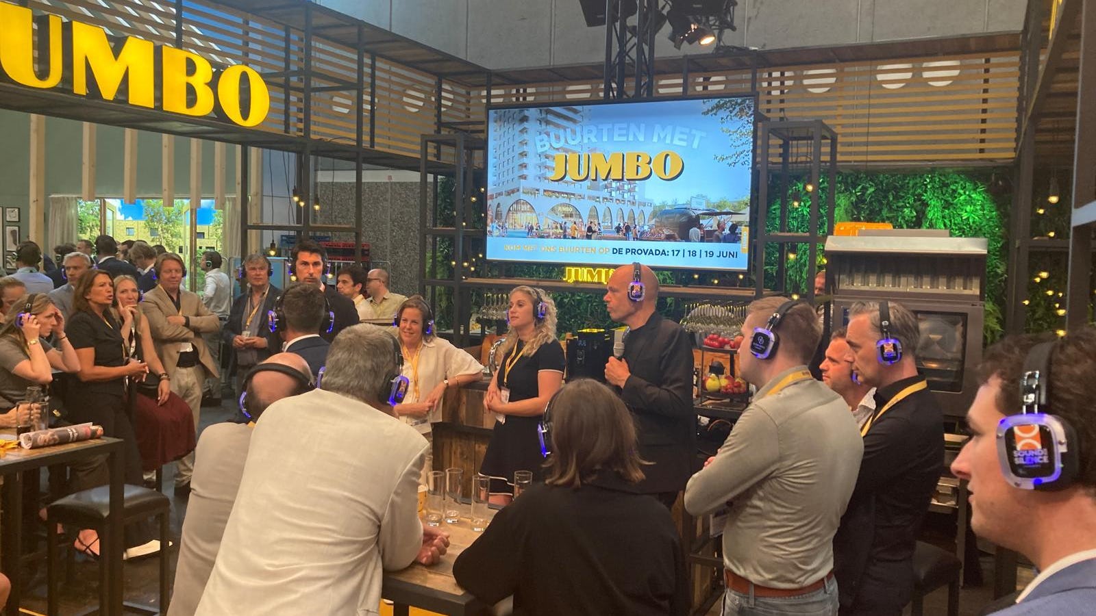 Michelle Eveleens (bij het Jumbo-scherm) op de vastgoedbeurs. Foto: Jumbo