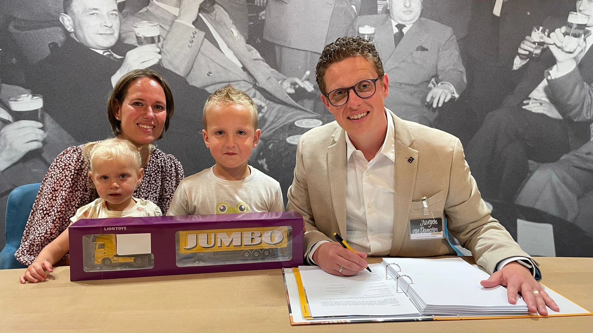 Jumbo-ondernemer Jurgen van Dommelen met zijn gezin. Foto Linkedin