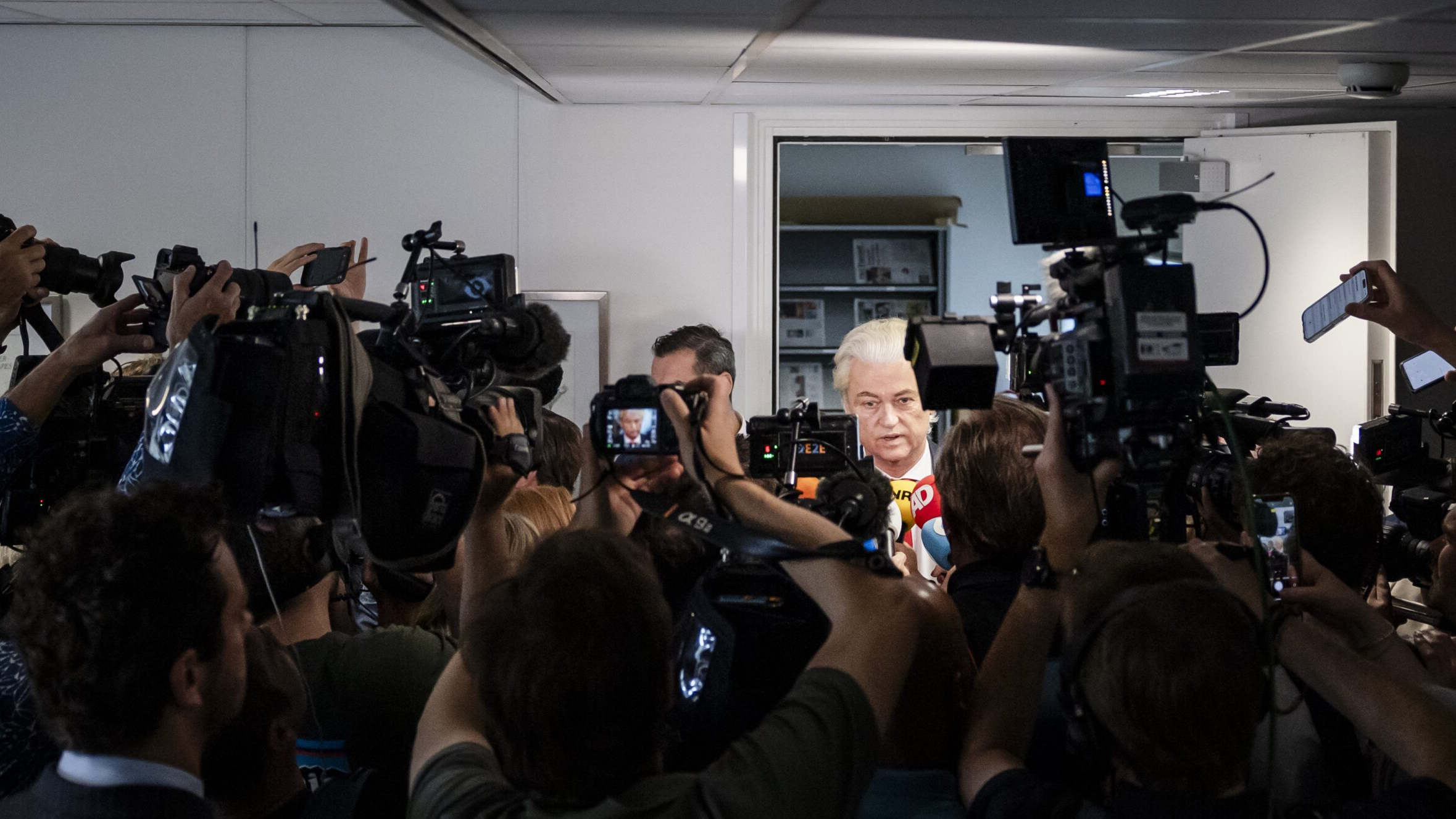 PVV-leider Geert Wilders staat de pers te woord. Foto: ANP