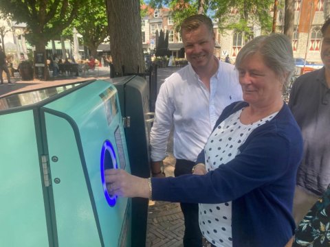 Wethouder Carla Doorn-Roosenburg heeft op maandag 16 juni de automaten officieel in gebruik genomen door het inwerpen van een eerste statiegeldverpakking op de Markt in Middelburg. Foto: Gemeente Middelburg