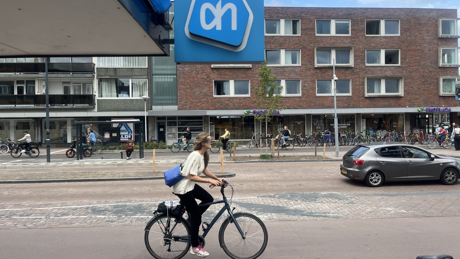 Naast de Aldi aan de Amsterdamsestraatweg in Utrecht zit een Ekoplaza, daartegenover een Albert Heijn. Foto: Distrifood