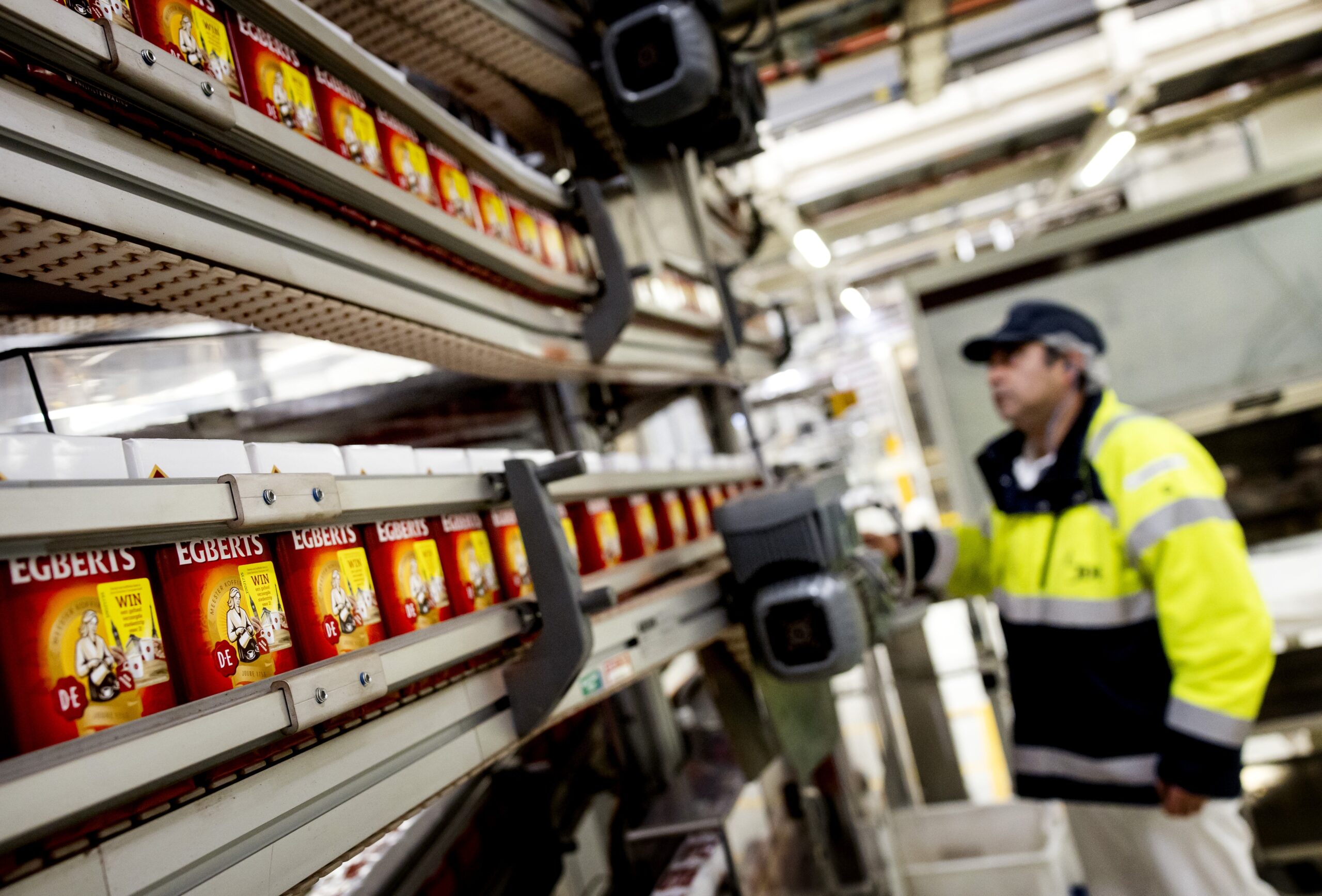 Een werknemer bij Aroma Rood koffie verpakkingen in de fabriek van Douwe Egberts in Utrecht. Foto: ANP
