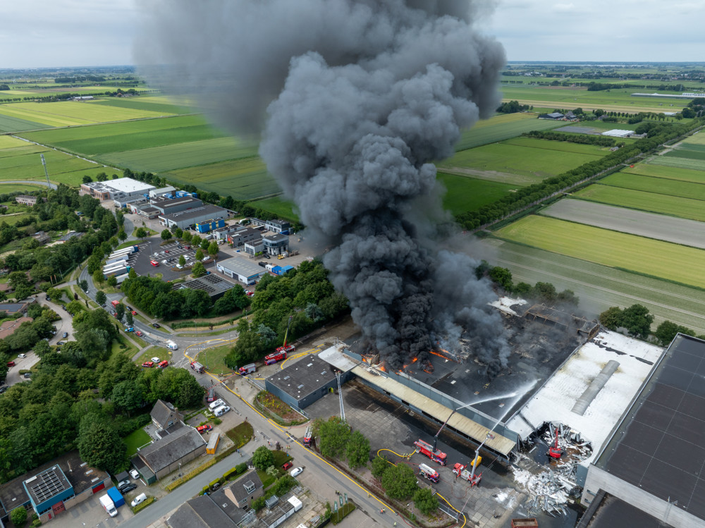De brand in het voormalige Plus-dc in Middenbeemster. Foto: ANP