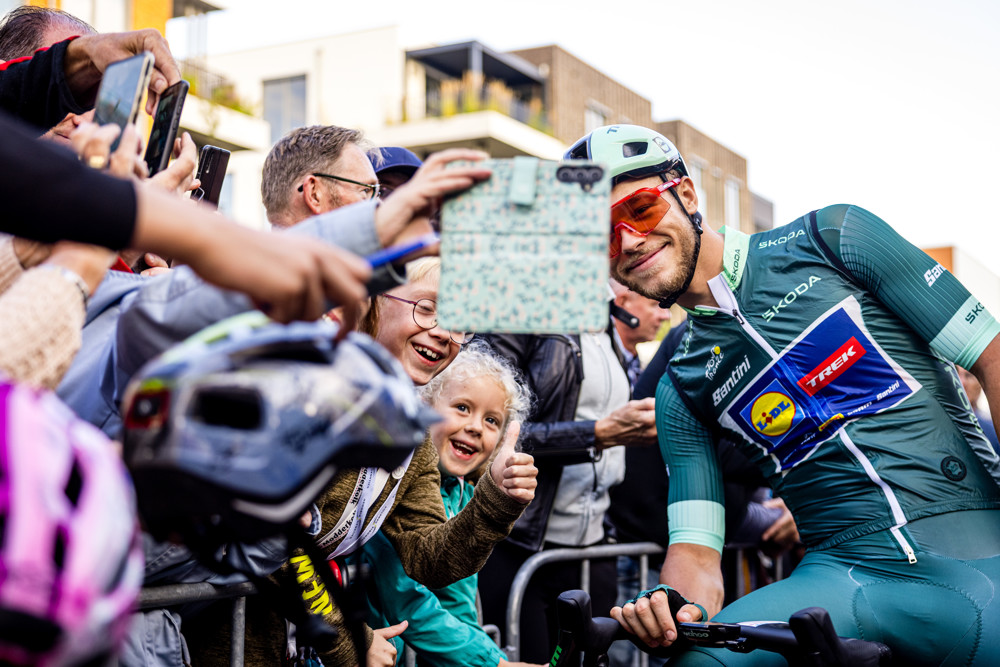 Groene-trui-winnaar Jonathan Milan van Lidl-Trek was een dag na de finish van de Tour de France in Nederland voor het criterium in Boxmeer. Foto: ANP