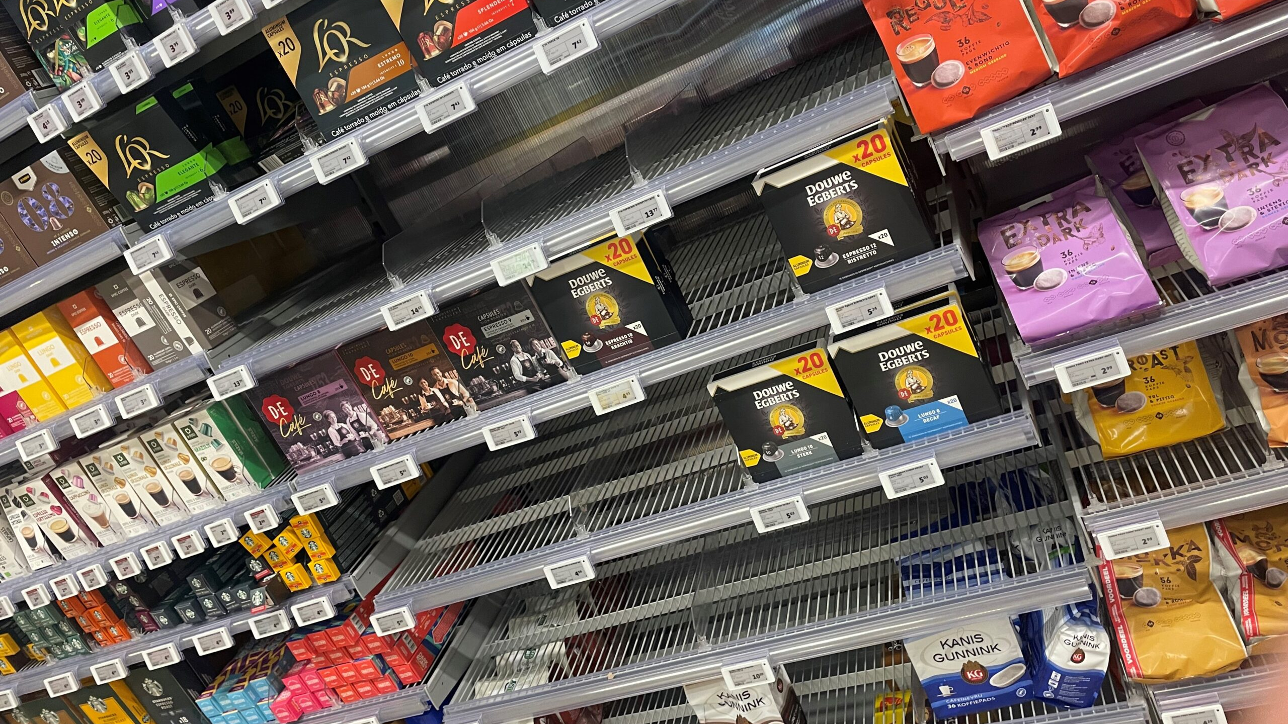 Het schap met koffie van Douwe Egberts raakt leeg. Foto: Distrifood