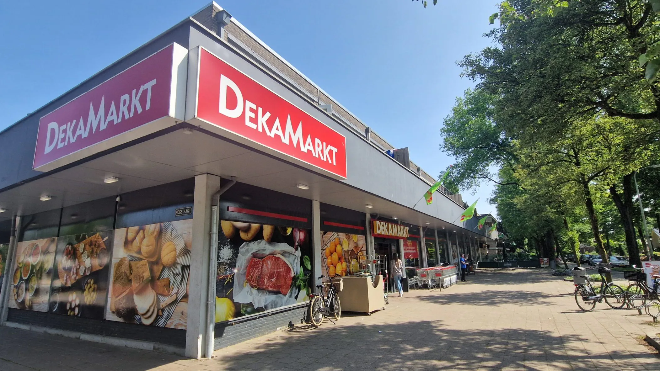 Een pui van een verouderde Dekamarkt. De formule moet nog veel winkels ombouwen. Foto: Distrifood