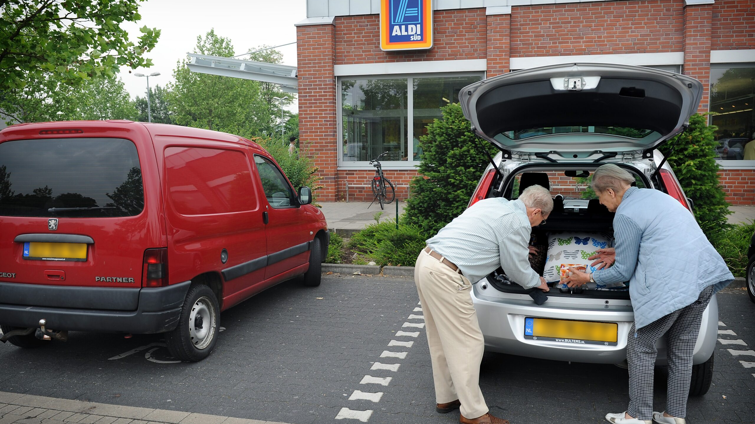 Nederlanders shoppen bij een Aldi in het Duitse Kranenburg. Foto: ANP