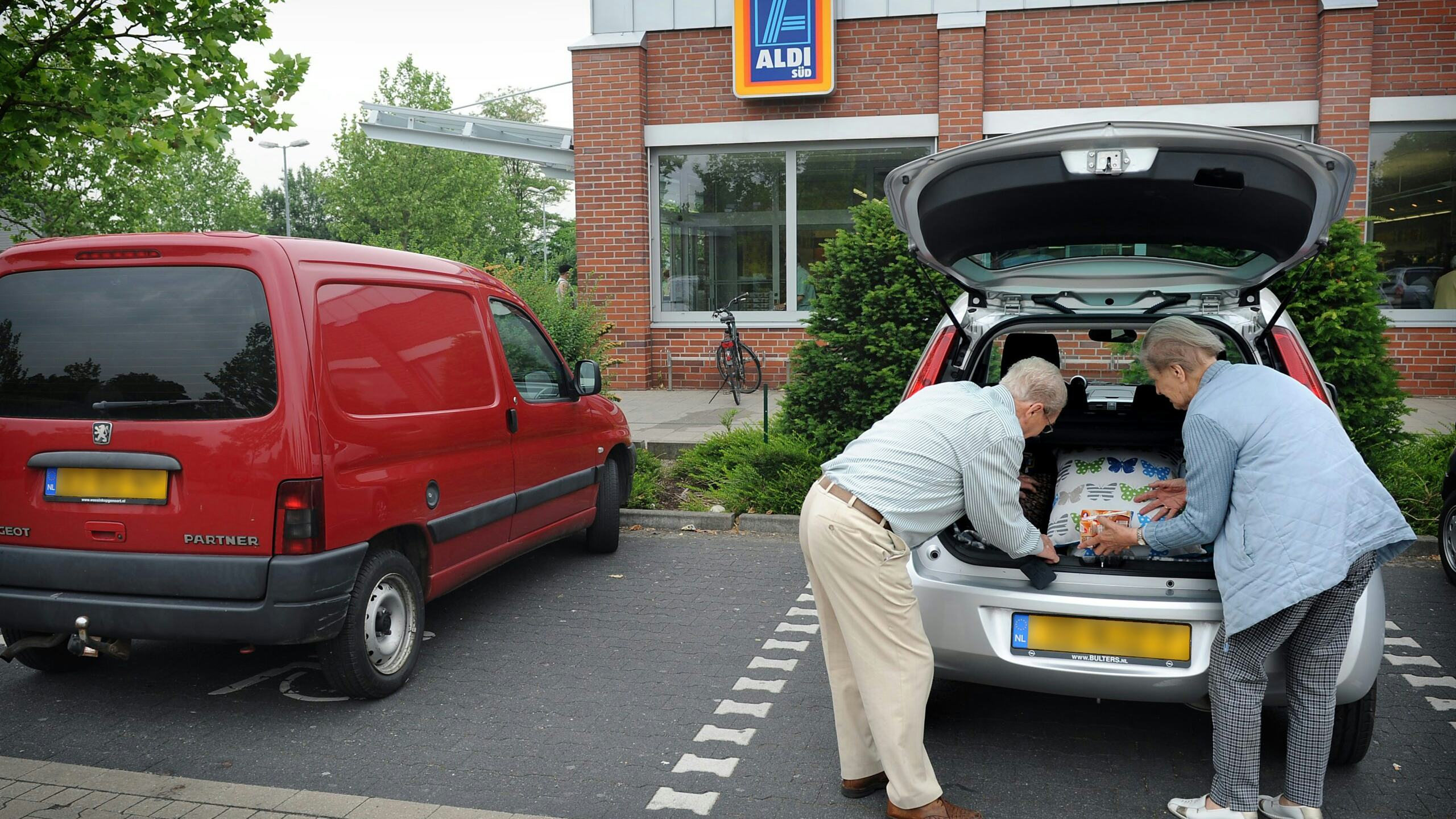 Nederlanders shoppen bij een Aldi in het Duitse Kranenburg. Foto: ANP
