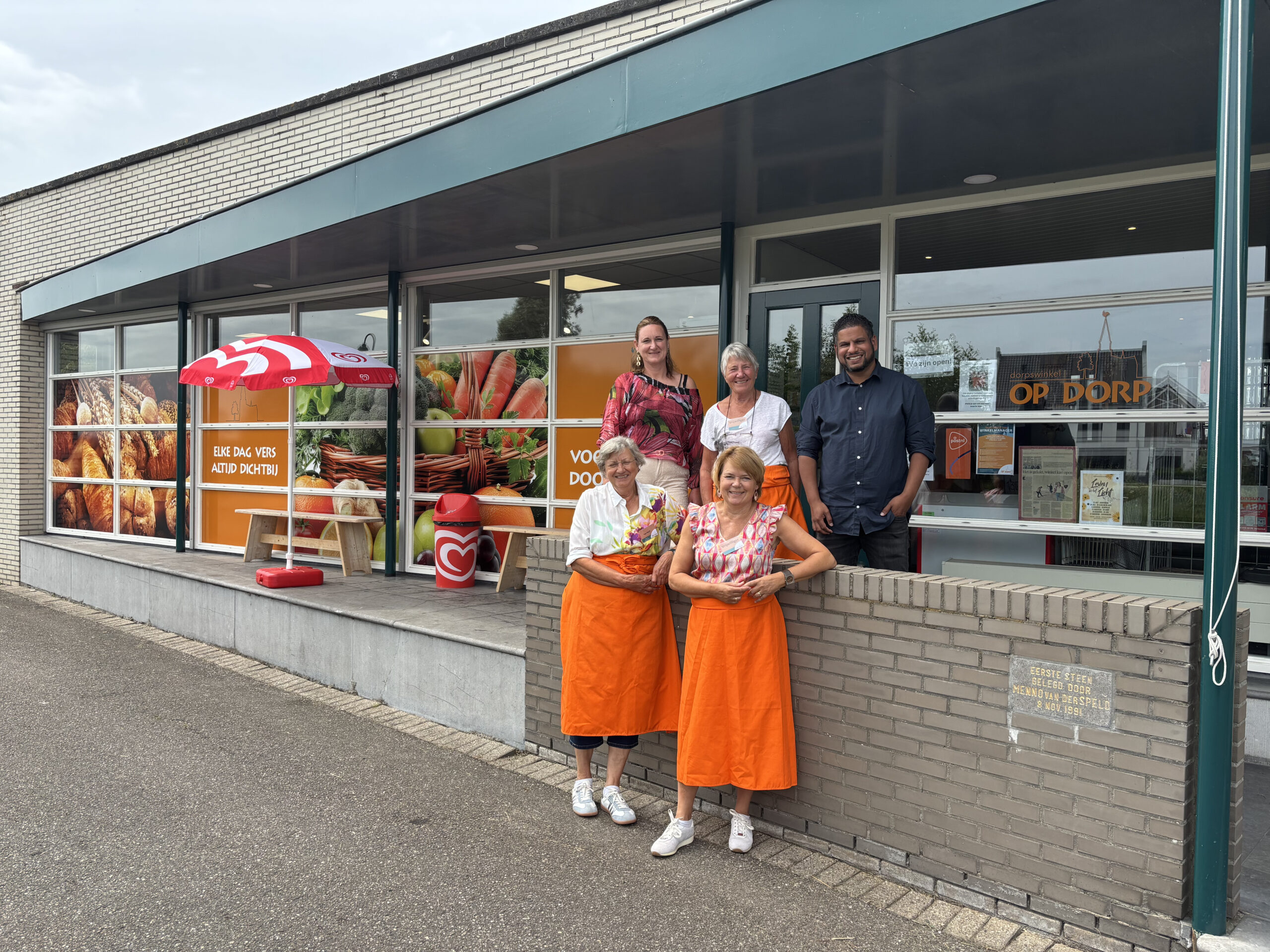 Arun Groenendijk met enkele vrijwilligers en bestuursleden voor Dorpswinkel Op Dorp. Foto: Distrifood